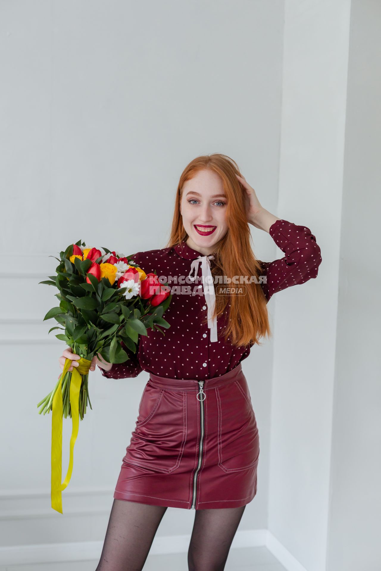 Красноярск. Девушка держит в руках букет цветов.