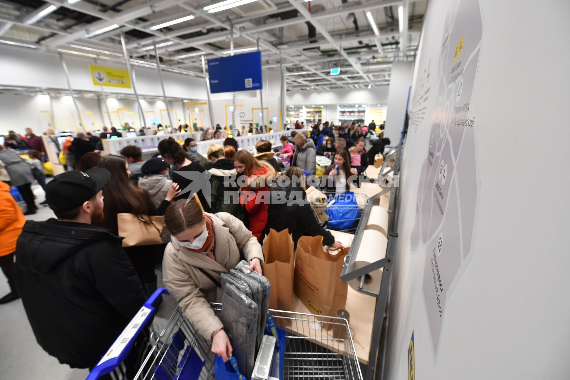 Московская область. Покупатели в магазине IKEA в торговом центре. Шведская компания товаров для дома IKEA объявила о приостановке деятельности с 4 марта в России.