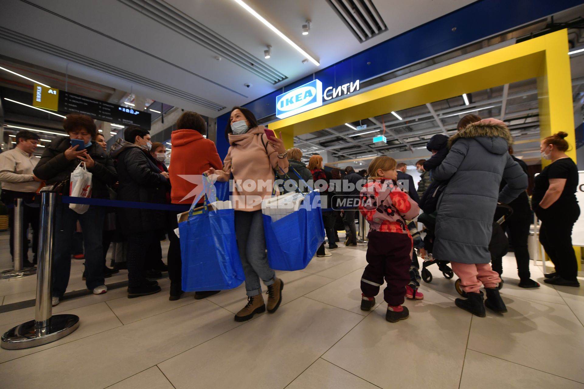 Московская область. Покупатели в очереди в магазин IKEA в торговом центре. Шведская компания товаров для дома IKEA объявила о приостановке деятельности с 4 марта в России.