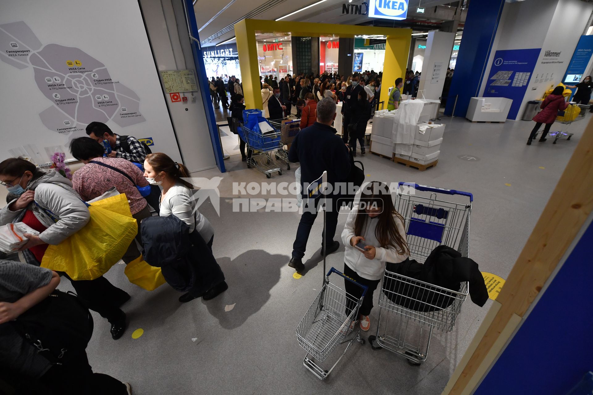 Московская область. Покупатели в очереди в магазин IKEA в торговом центре. Шведская компания товаров для дома IKEA объявила о приостановке деятельности с 4 марта в России.