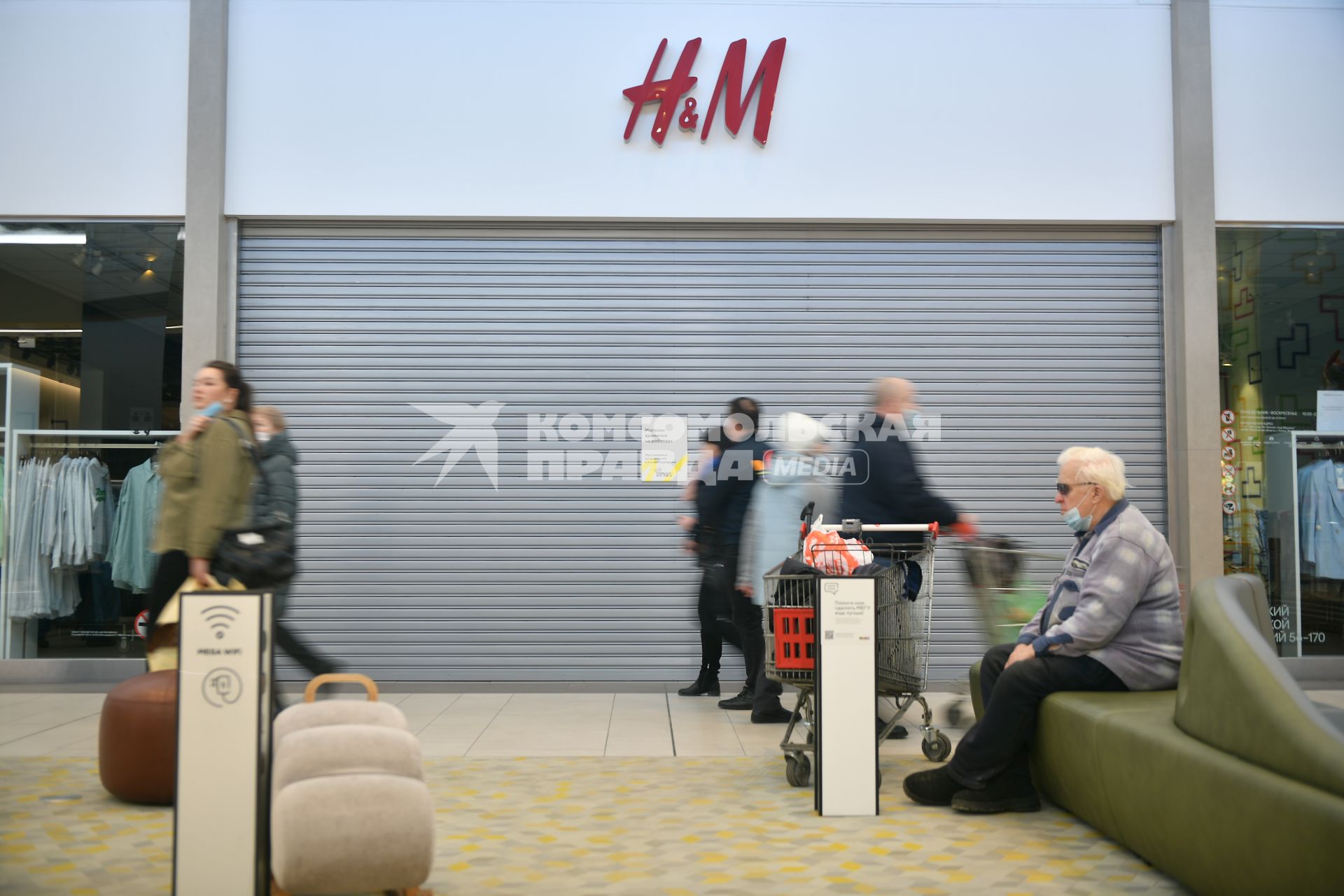 Екатеринбург. Магазин H&M в ТЦ \'МЕГА\' приостановивший продажи на территории России, после начавшейся Российской спецоперации на Украине