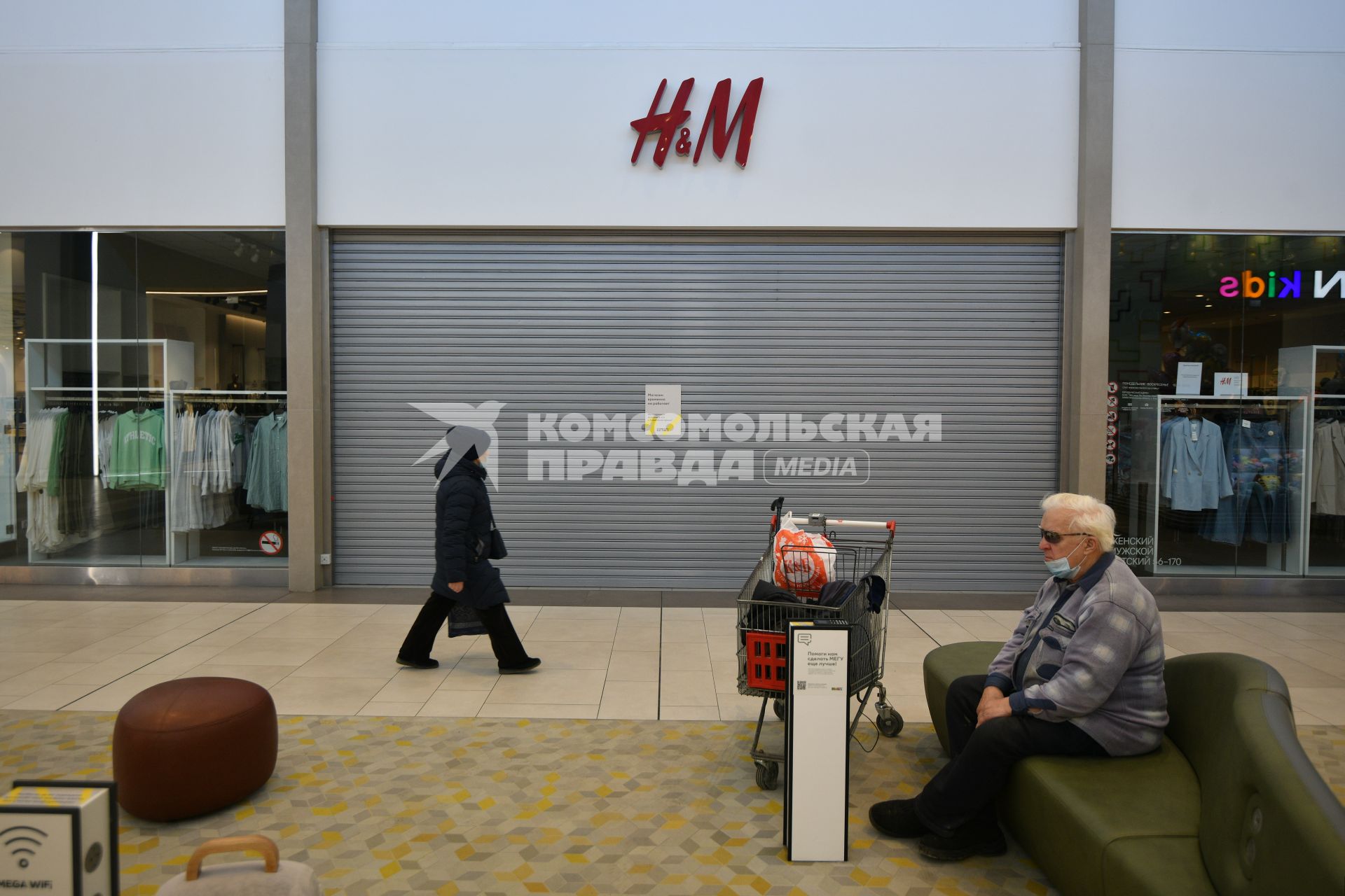 Екатеринбург. Магазин H&M в ТЦ \'МЕГА\' приостановивший продажи на территории России, после начавшейся Российской спецоперации на Украине