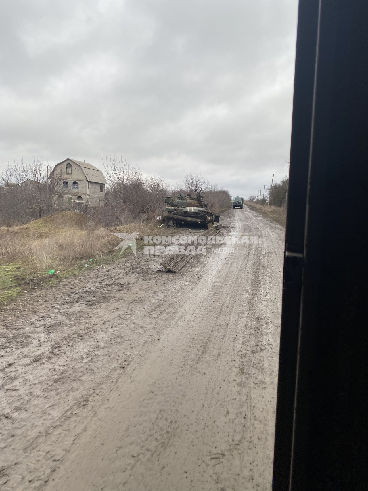 Донецкая область. Подбитый танк ВСУ на обочине дороги в окрестностях Мариуполя.