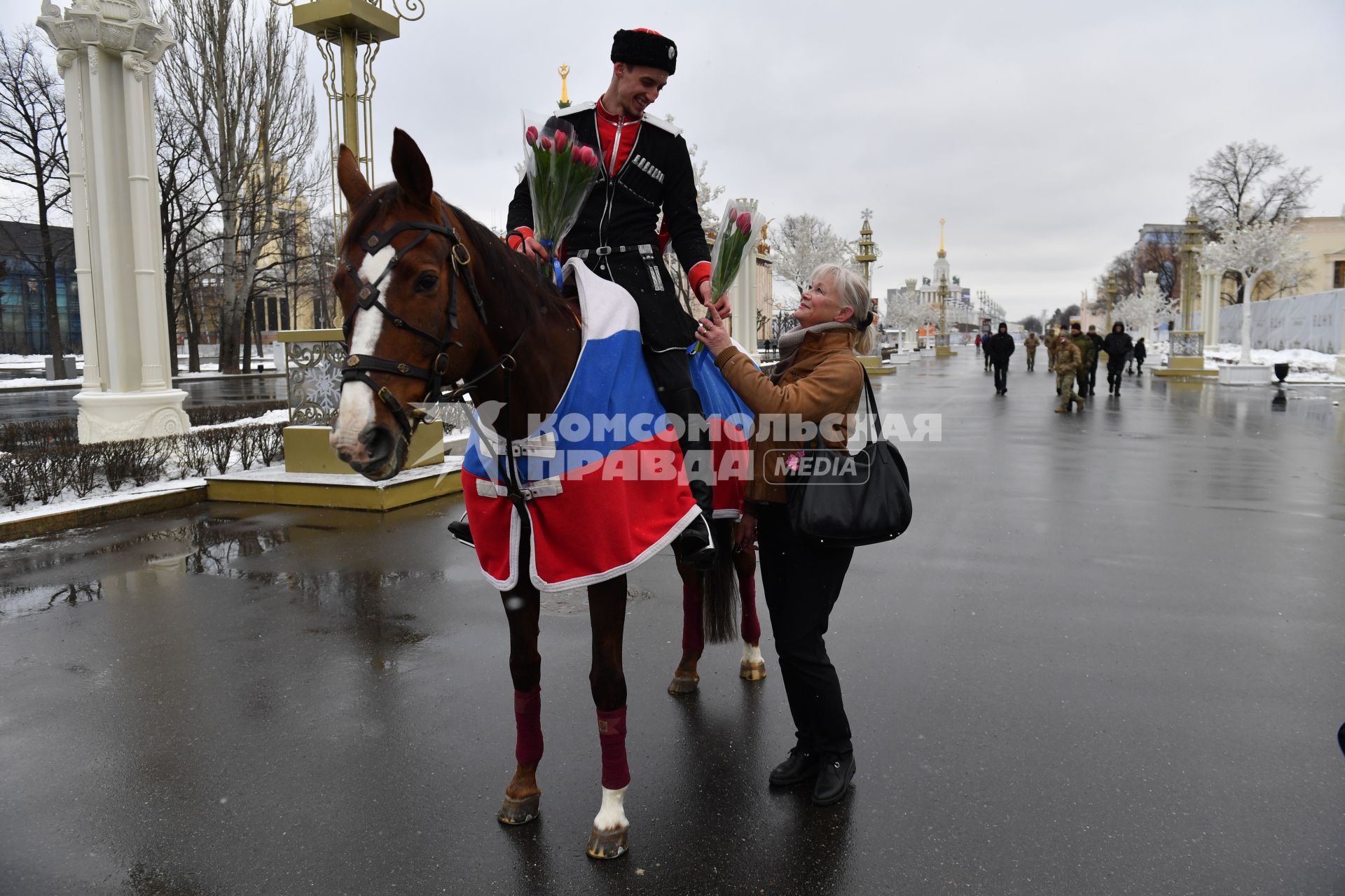 Москва. 8 марта. Всадники Кремлевской школы верховой езды дарят цветы посетительницам ВДНХ на площади Промышленности.