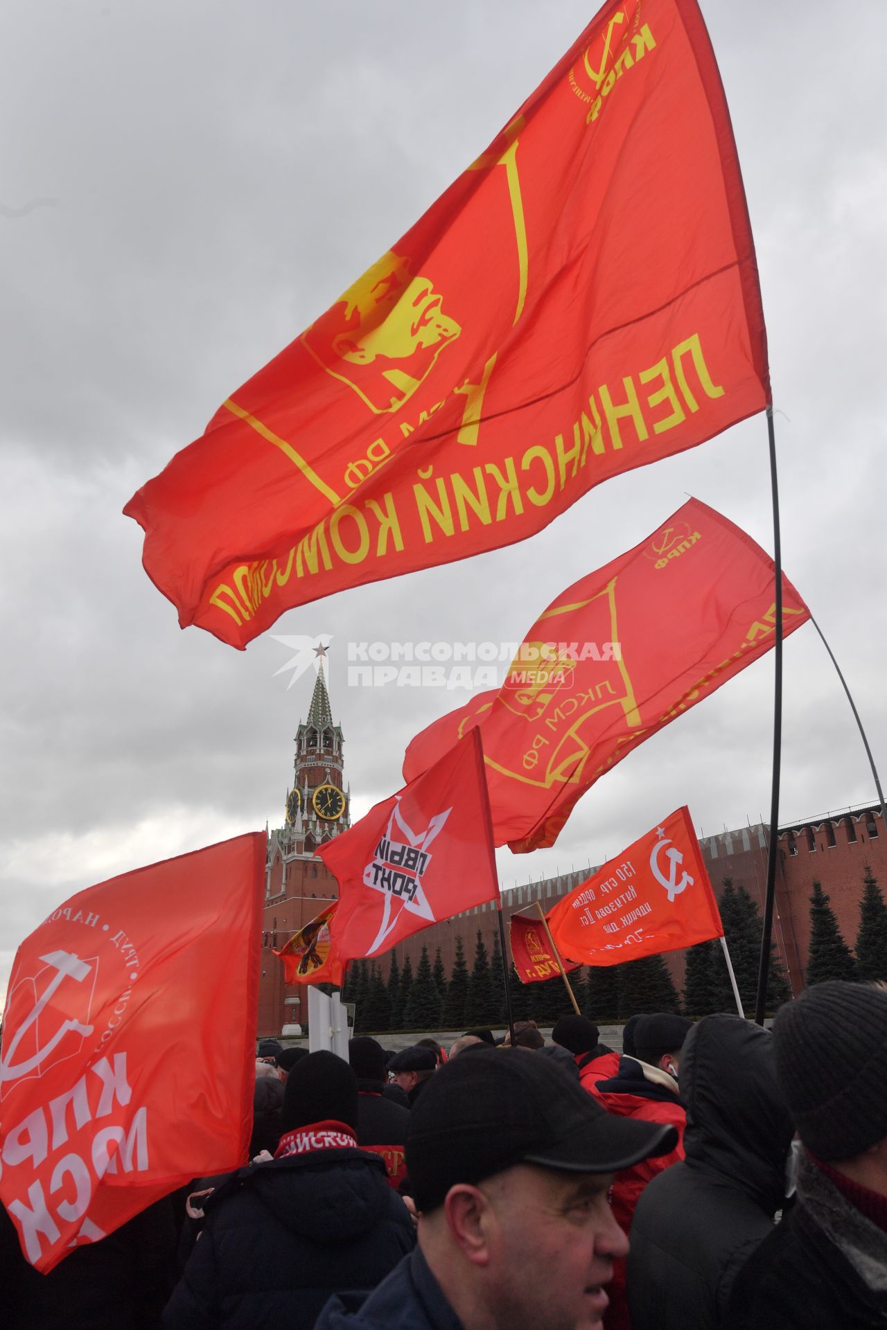 Москва. Члены КПРФ перед возложением цветов к месту захоронения И.Сталина у Кремлевской стены в связи с 69-й годовщиной со дня его смерти.