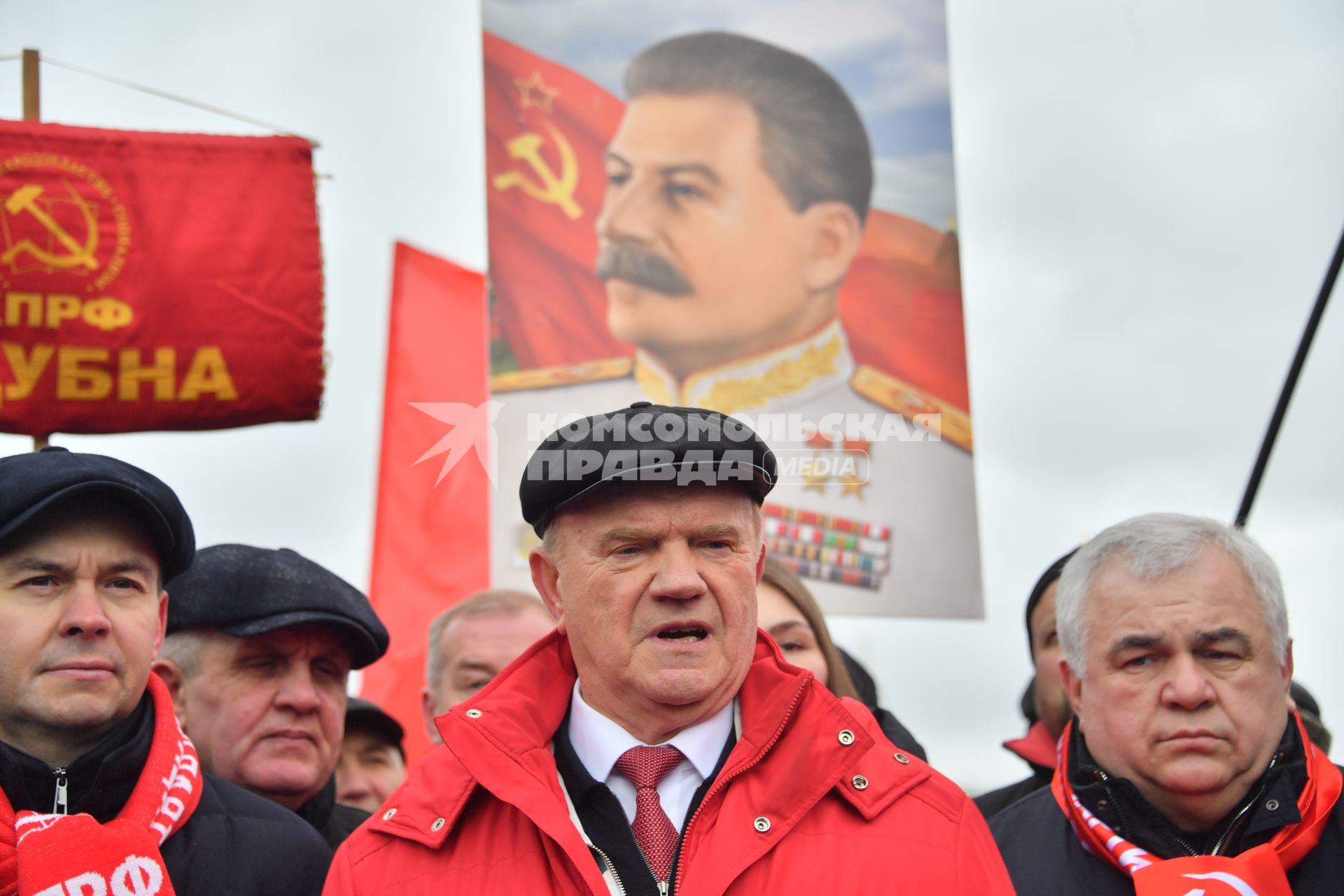 Москва. Заместитель председателя ЦК КПРФ Юрий Афонин, лидер КПРФ Геннадий Зюганов и член президиума Центрального комитета КПРФ Казбек Тайсаев (слева направо) перед возложением цветов к месту захоронения И.Сталина у Кремлевской стены в связи с 69-й годовщиной со дня его смерти.