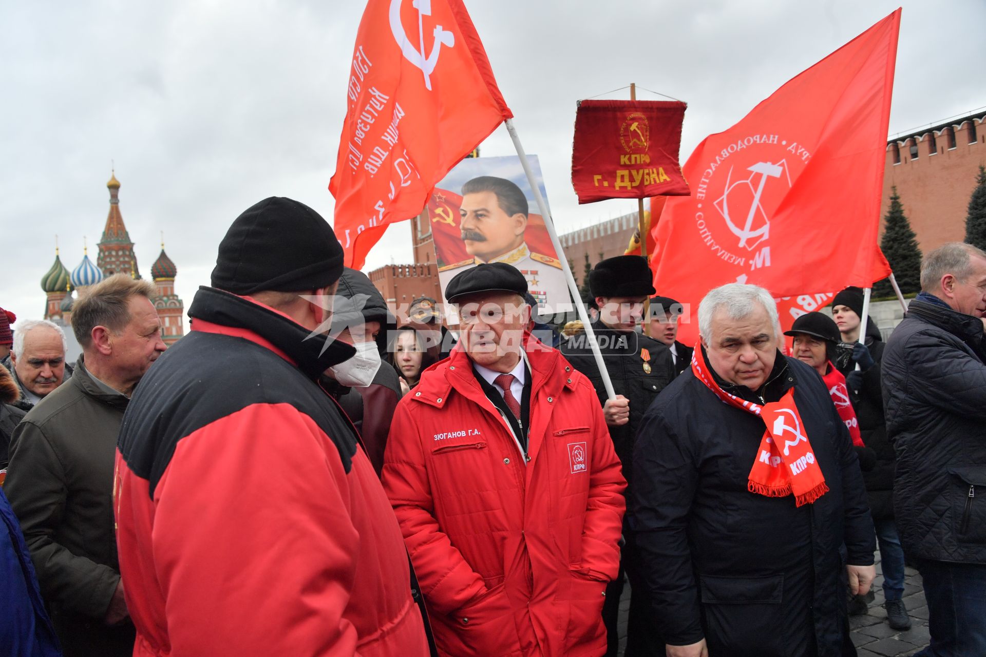 Москва. Лидер КПРФ Геннадий Зюганов (в центре) и член президиума Центрального комитета КПРФ Казбек Тайсаев (второй справа) перед возложением цветов к месту захоронения И.Сталина у Кремлевской стены в связи с 69-й годовщиной со дня его смерти.