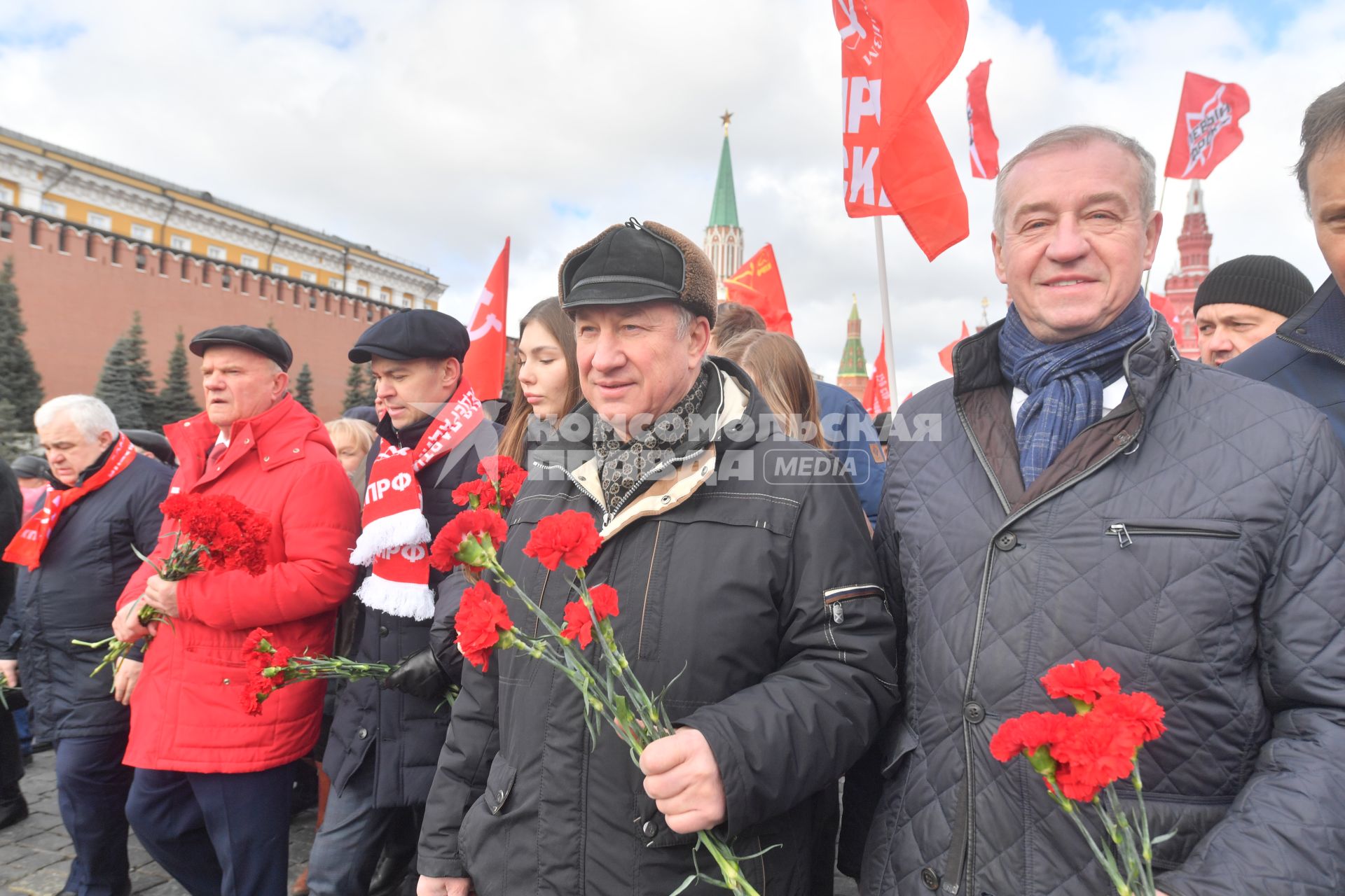 Москва. Член президиума Центрального комитета КПРФ Казбек Тайсаев, лидер КПРФ Геннадий Зюганов, заместитель председателя ЦК КПРФ Юрий Афонин и первый заместитель председателя комитета Госдумы РФ по делам национальностей Валерий Рашкин (слева направо) перед возложением цветов к месту захоронения И.Сталина у Кремлевской стены в связи с 69-й годовщиной со дня его смерти.