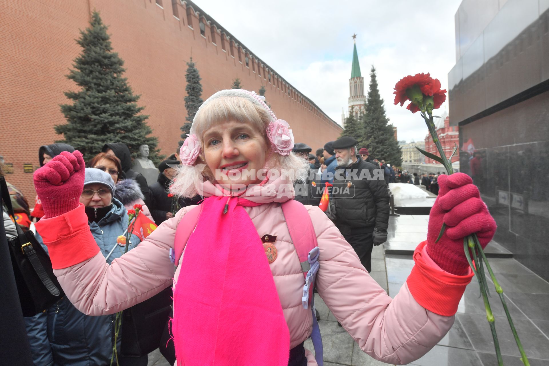 Москва. Сторонники КПРФ перед возложением цветов к месту захоронения И.Сталина у Кремлевской стены в связи с 69-й годовщиной со дня его смерти.