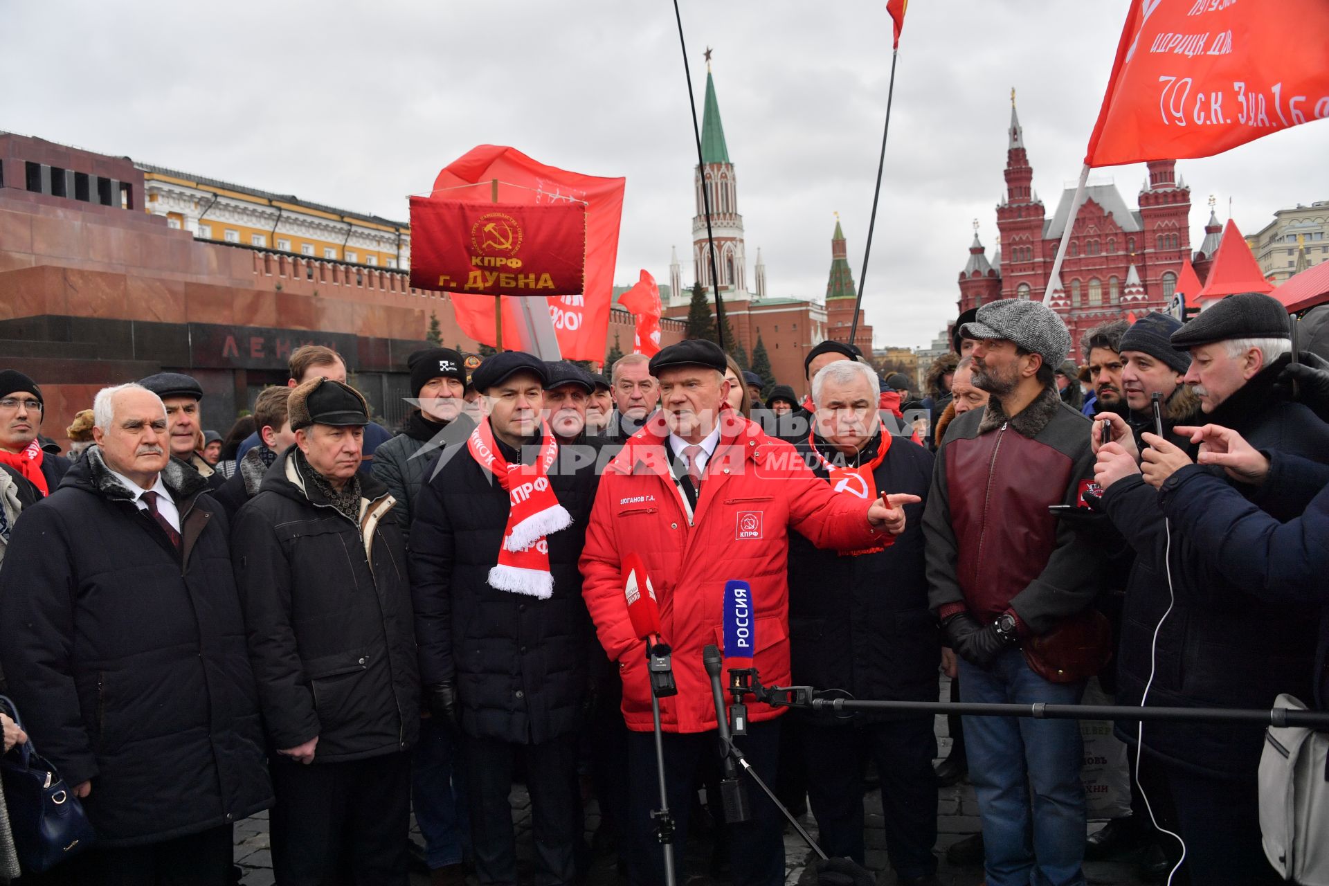 Москва. Первый заместитель председателя комитета Госдумы РФ по делам национальностей Валерий Рашкин (второй слева), заместитель председателя ЦК КПРФ Юрий Афонин (третий слева), лидер КПРФ Геннадий Зюганов (в центре) и член президиума Центрального комитета КПРФ Казбек Тайсаев (третий справа) перед возложением цветов к месту захоронения И.Сталина у Кремлевской стены в связи с 69-й годовщиной со дня его смерти.