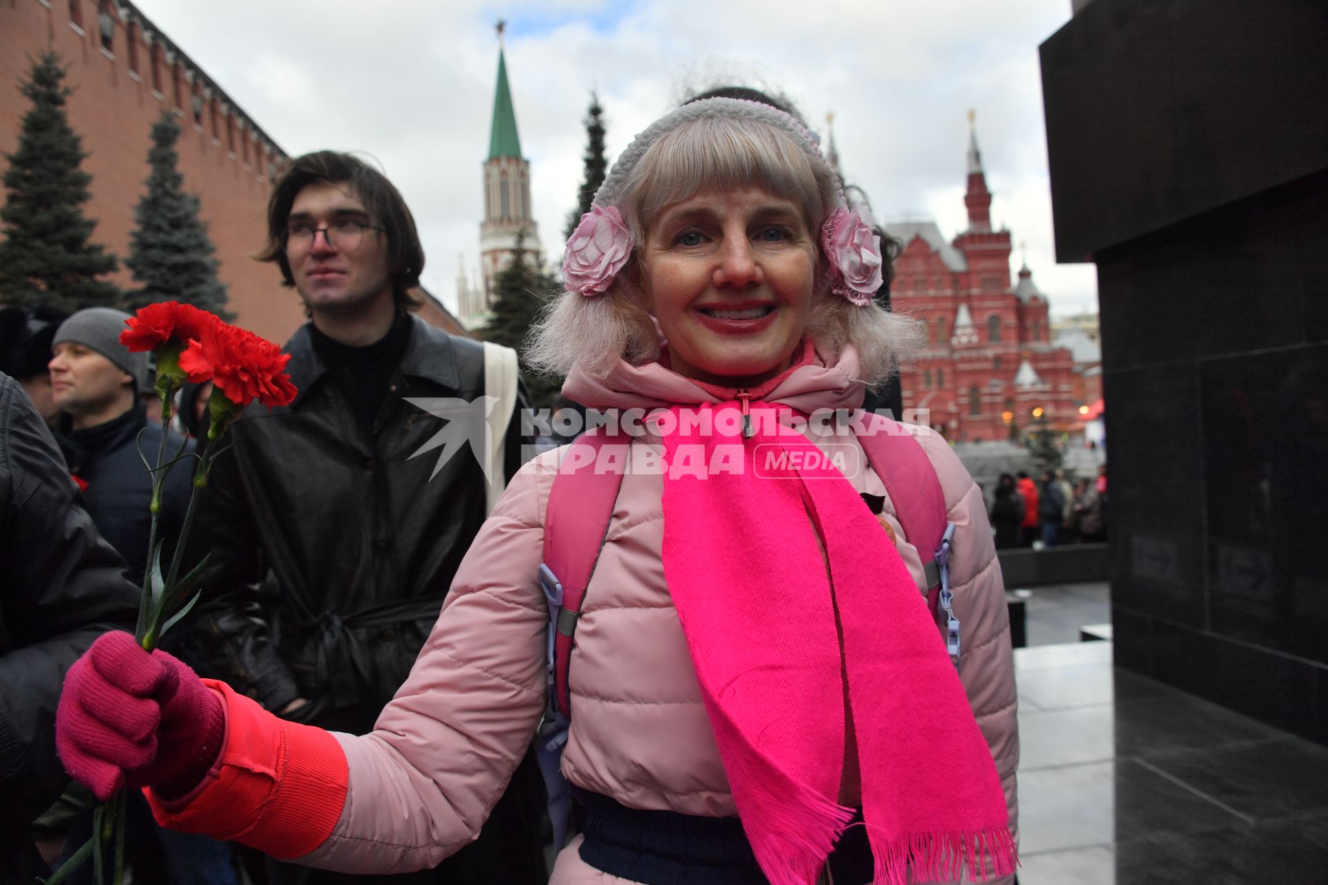 Москва. Сторонники КПРФ перед возложением цветов к месту захоронения И.Сталина у Кремлевской стены в связи с 69-й годовщиной со дня его смерти.