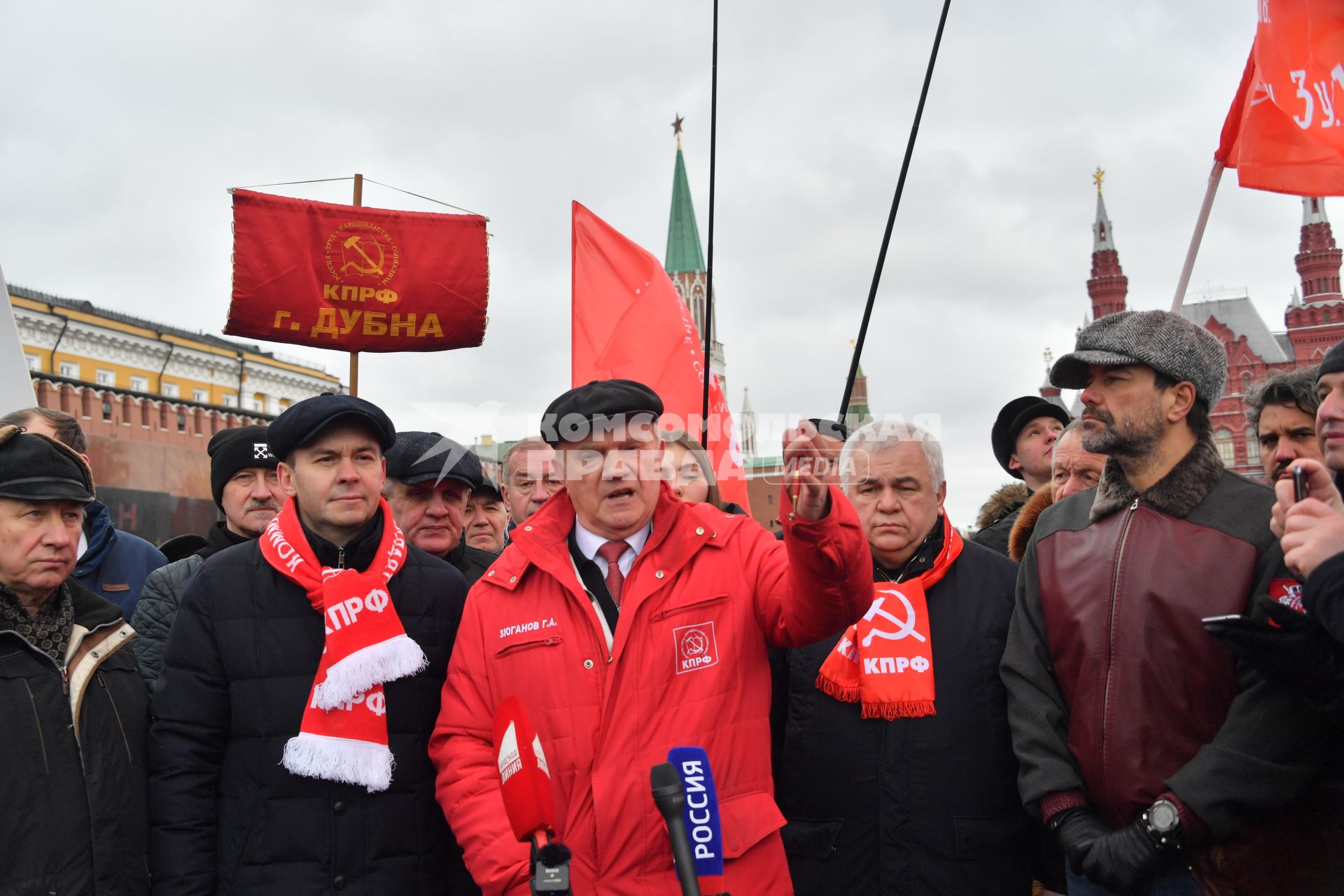 Москва. Первый заместитель председателя комитета Госдумы РФ по делам национальностей Валерий Рашкин, заместитель председателя ЦК КПРФ Юрий Афонин, лидер КПРФ Геннадий Зюганов и член президиума Центрального комитета КПРФ Казбек Тайсаев (слева направо) перед возложением цветов к месту захоронения И.Сталина у Кремлевской стены в связи с 69-й годовщиной со дня его смерти.