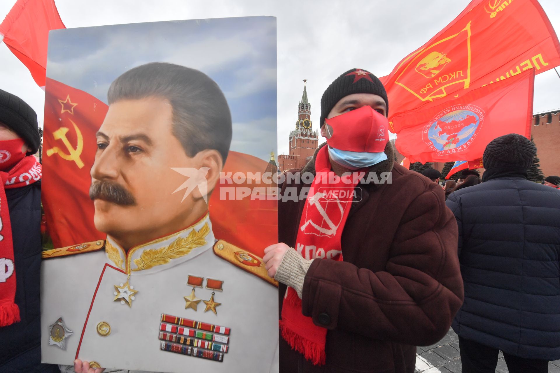 Москва. Члены КПРФ перед возложением цветов к месту захоронения И.Сталина у Кремлевской стены в связи с 69-й годовщиной со дня его смерти.