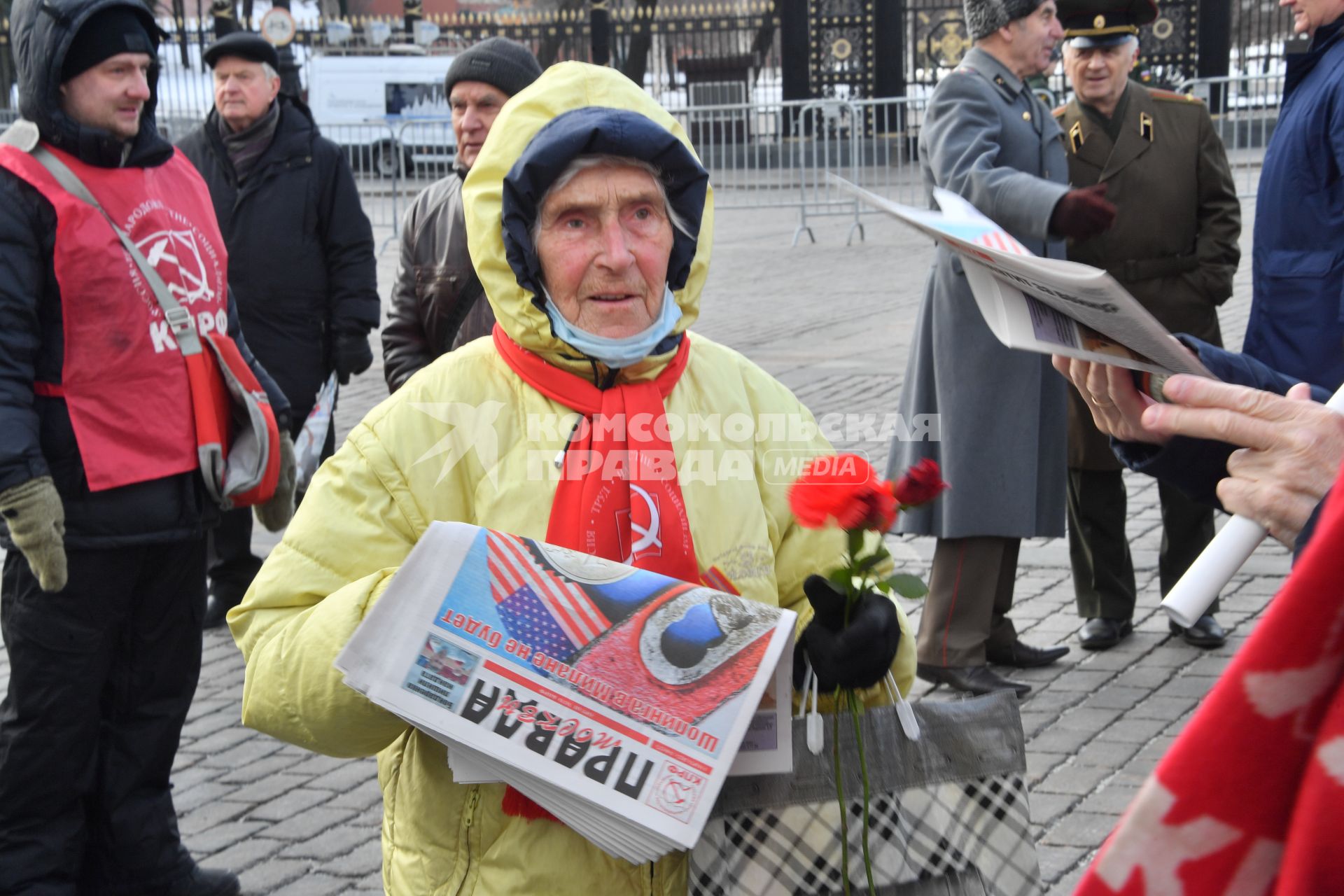 Москва. Сторонники КПРФ перед возложением цветов к месту захоронения И.Сталина у Кремлевской стены в связи с 69-й годовщиной со дня его смерти.