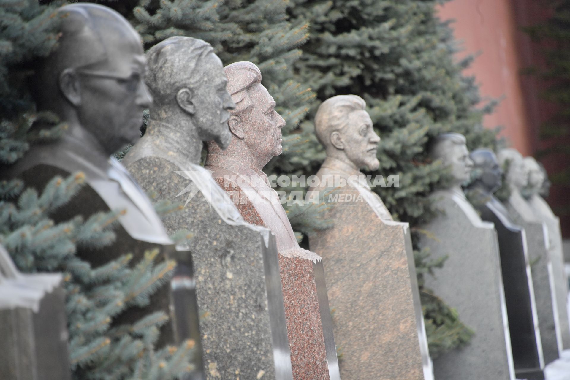 Москва. Некрополь у Кремлевской стены.