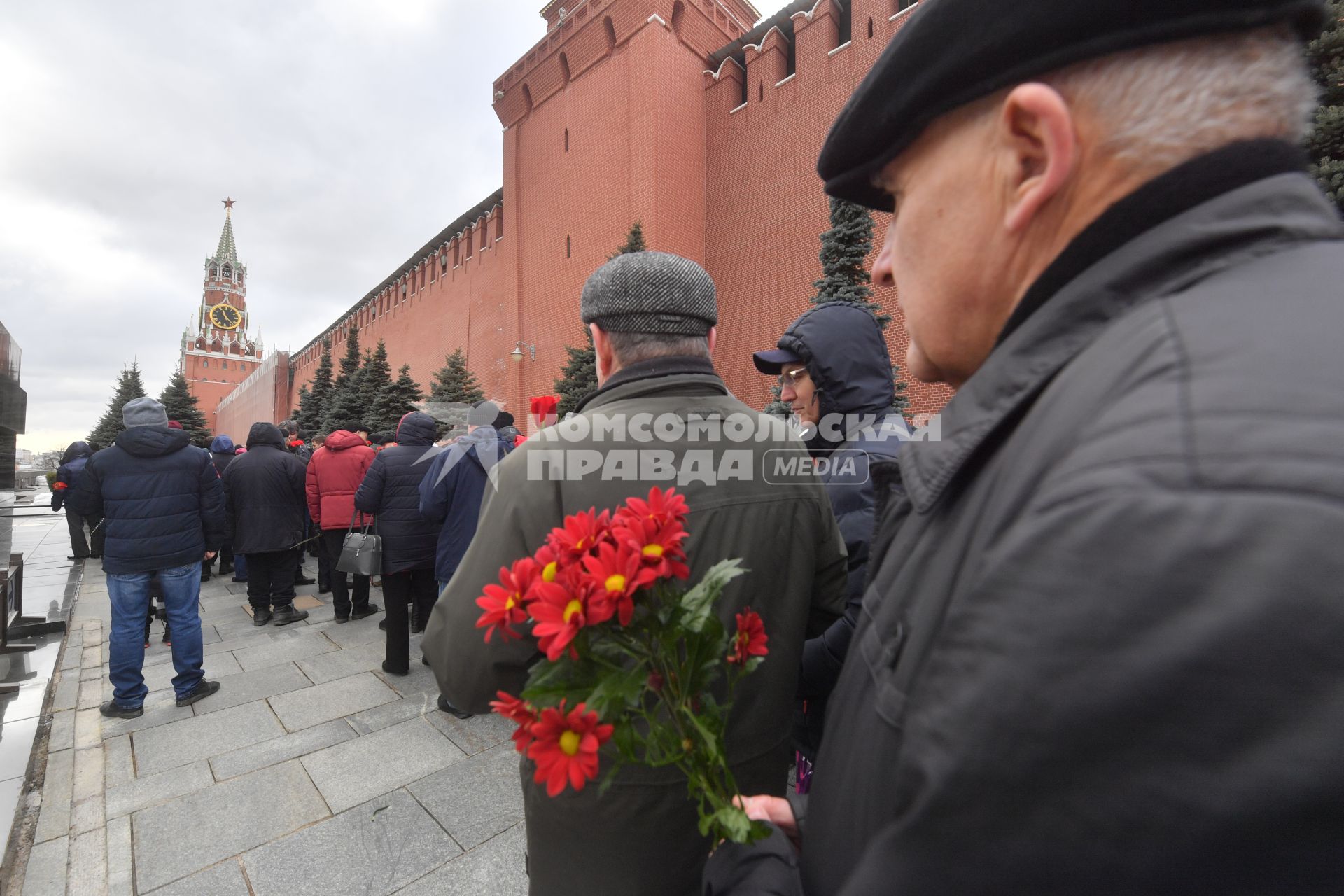 Москва. Сторонники КПРФ во время возложения цветов к месту захоронения И.Сталина у Кремлевской стены в связи с 69-й годовщиной со дня его смерти.