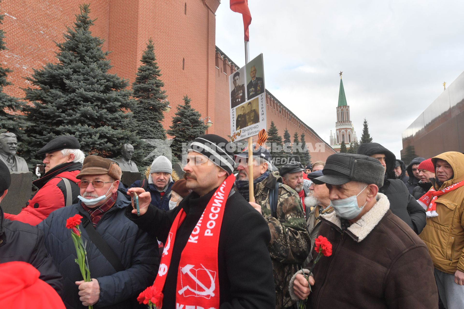 Москва. Сторонники КПРФ перед возложением цветов к месту захоронения И.Сталина у Кремлевской стены в связи с 69-й годовщиной со дня его смерти.