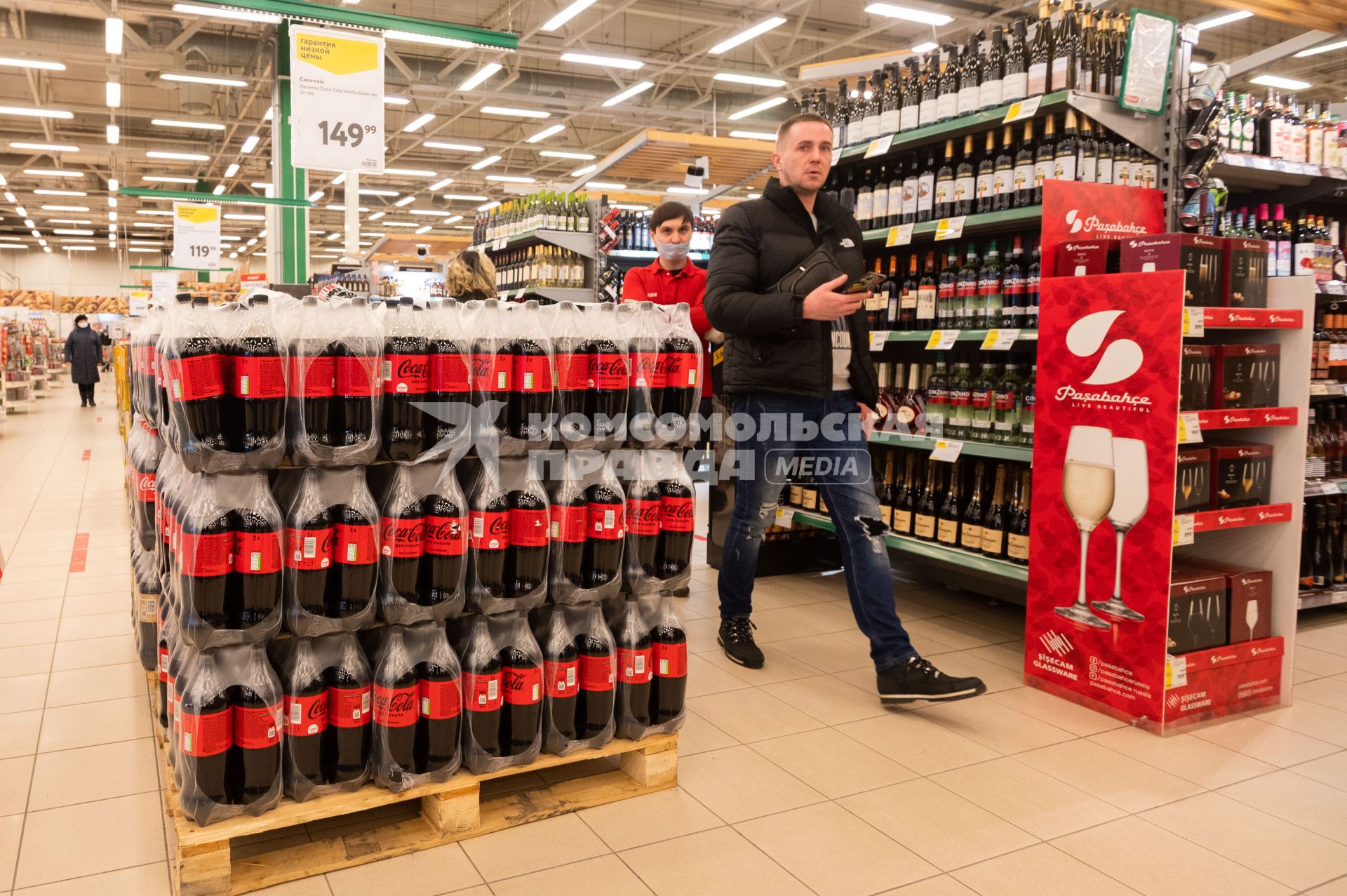 Санкт-Петербург. Покупатели в торговом зале магазина.