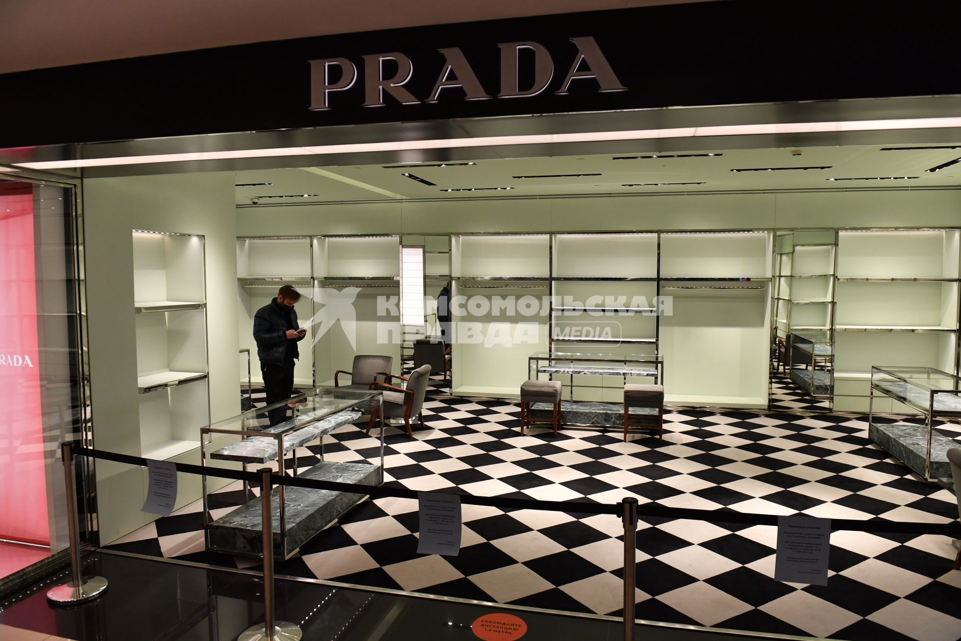 Москва.  Бутик Prada в ЦУМе, закрытый с 6 марта по техническим причинам. Prada приостановил продажи в России из-за военной спецоперации РФ на Украине.