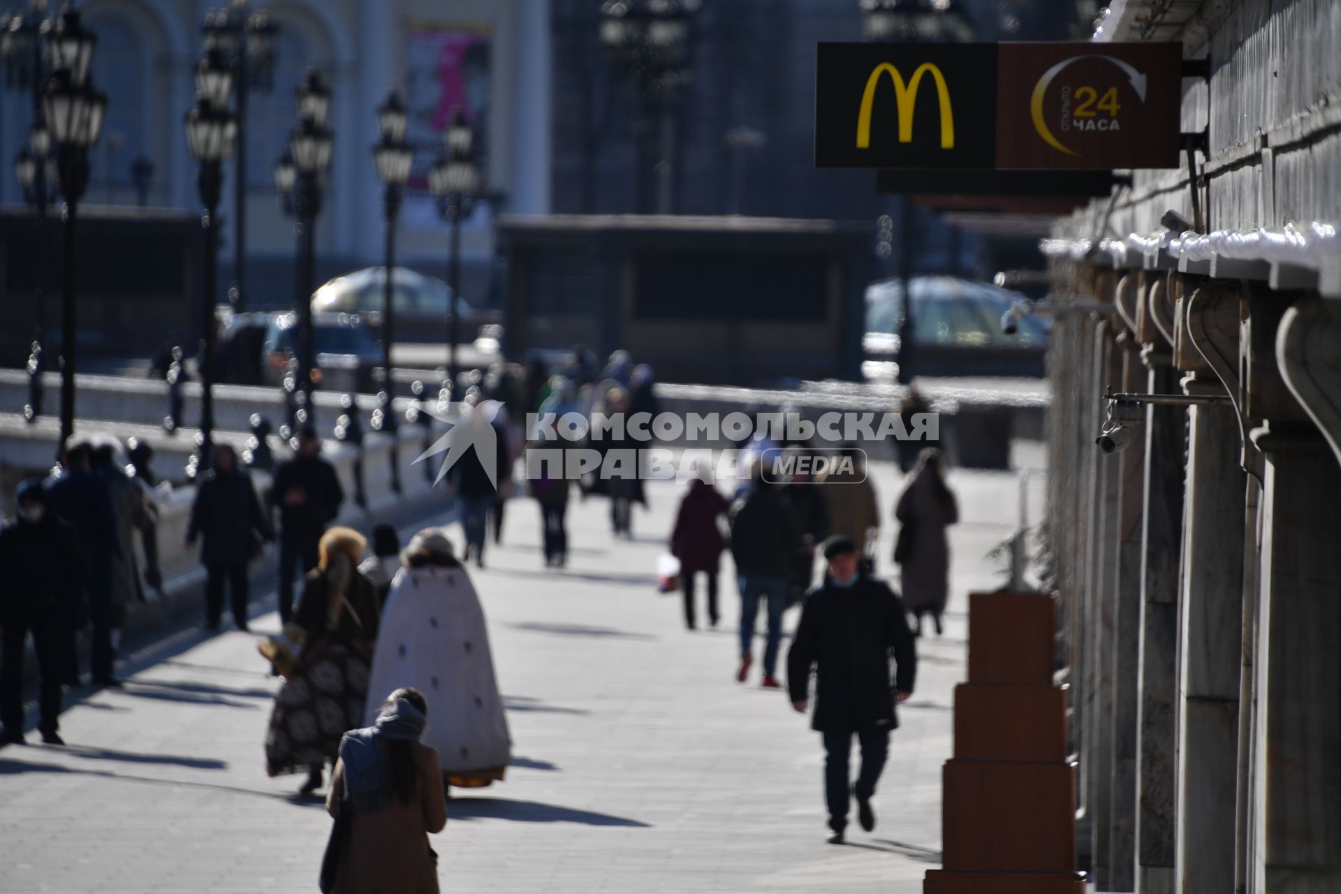 Москва. Вывеска ресторана быстрого питания `Макдоналдс` 24 часа. McDonald’s приостановливает работу нескольких филиалов в России из-за военной спецоперации РФ на Украине.