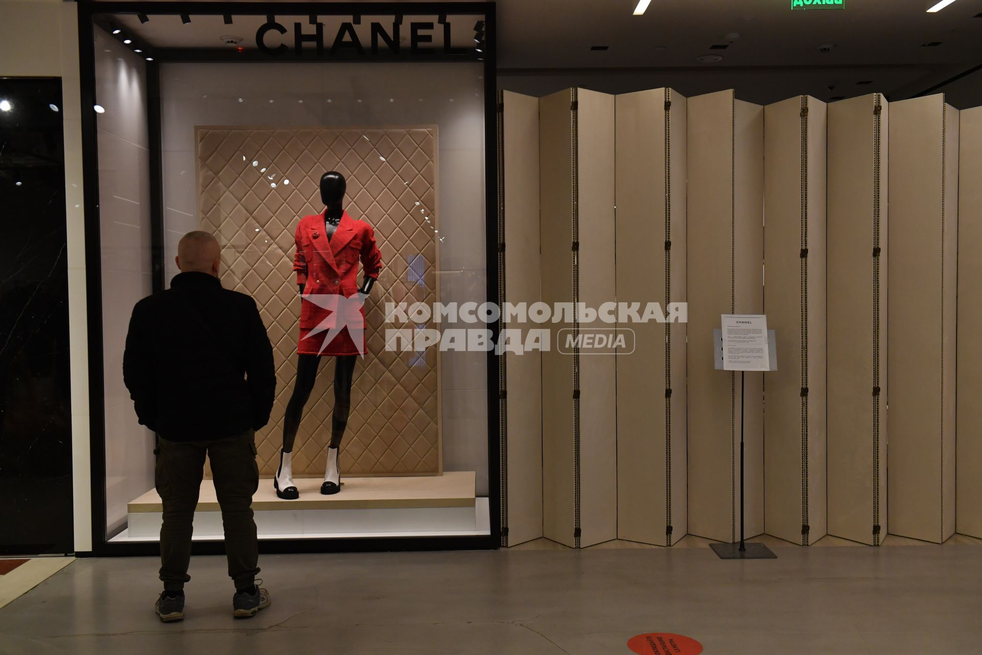 Москва. Мужчина смотрит на манекен в витрине закрытого бутика Chanel в ЦУМе. Chanel приостановил продажи в России из-за военной спецоперации РФ на Украине.