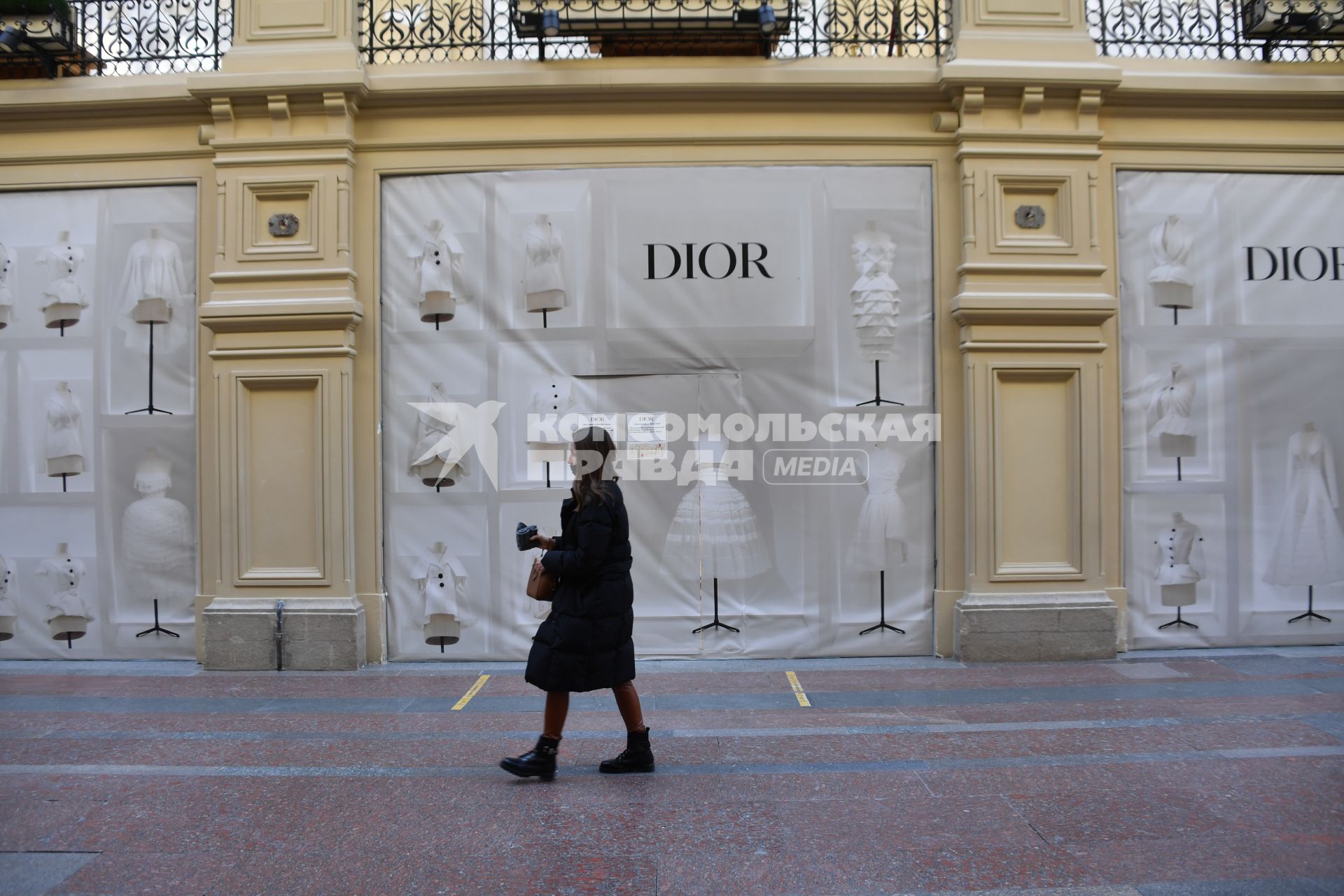 Москва. Девушка идет мимо закрытого бутика Dior. Dior приостановил продажи в России из-за военной спецоперации РФ на Украине.