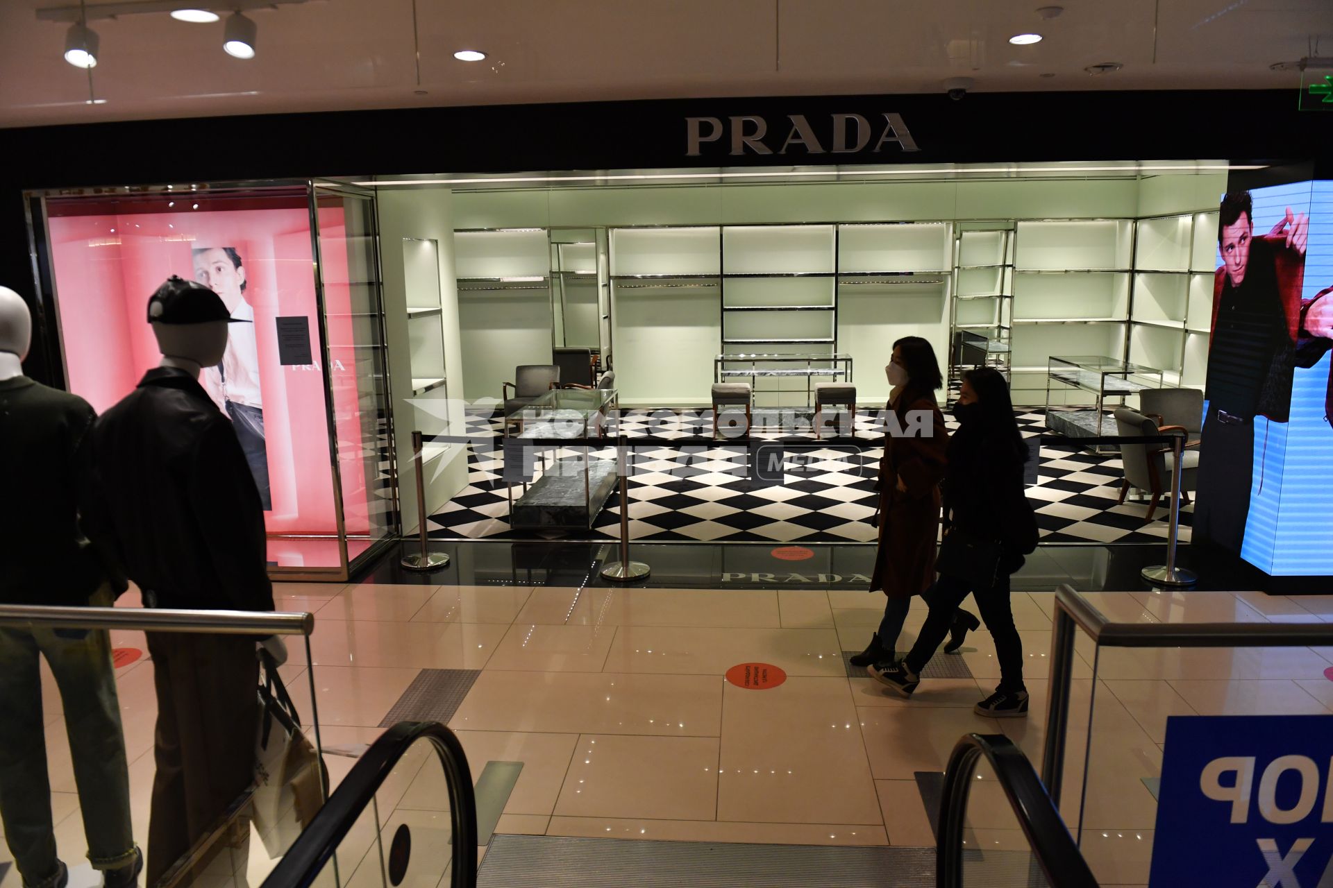 Москва.  Бутик Prada в ЦУМе, закрытый с 6 марта по техническим причинам. Prada приостановил продажи в России из-за военной спецоперации РФ на Украине.