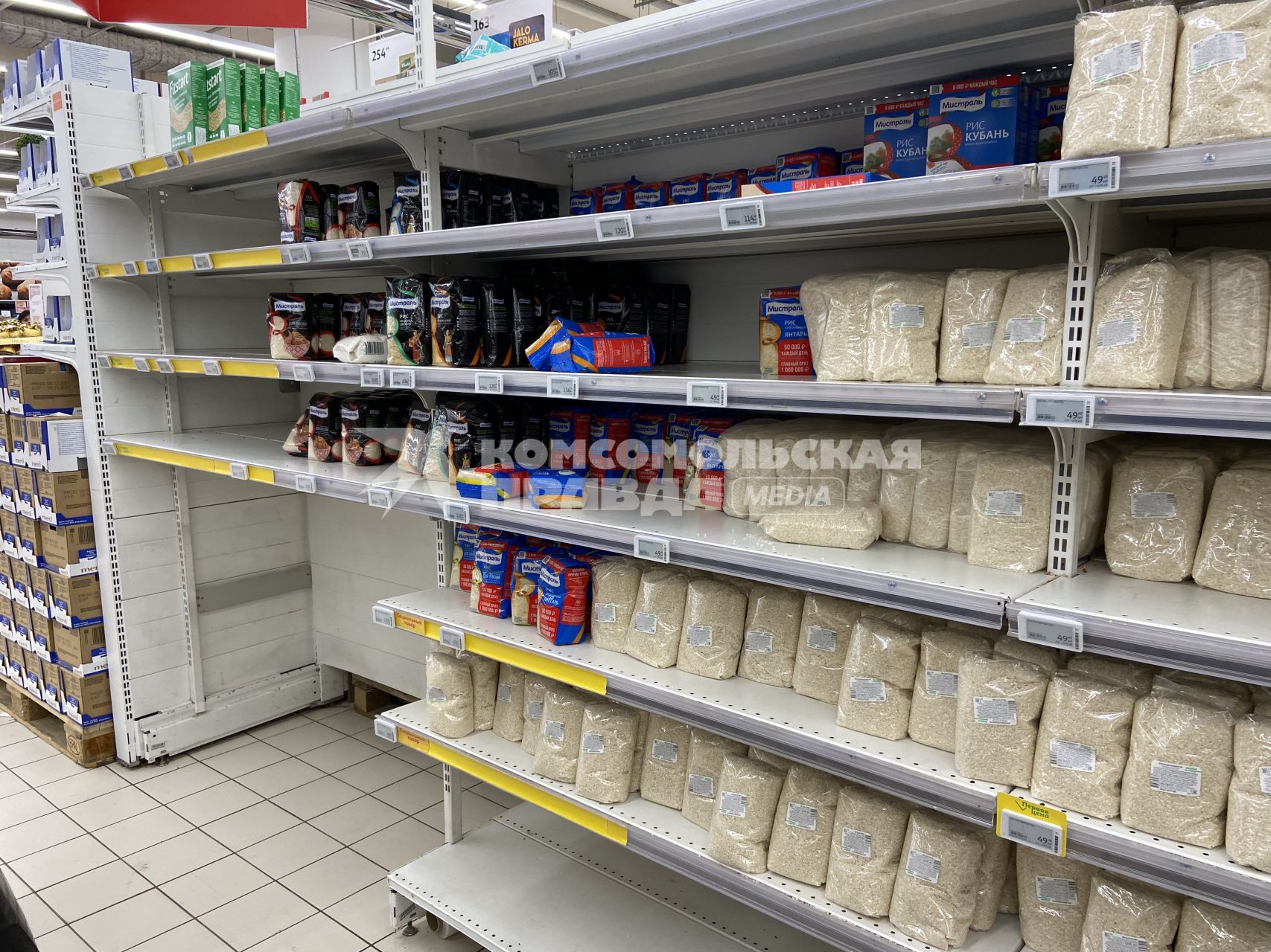 Москва. Полки с рисом в продуктовом магазине.