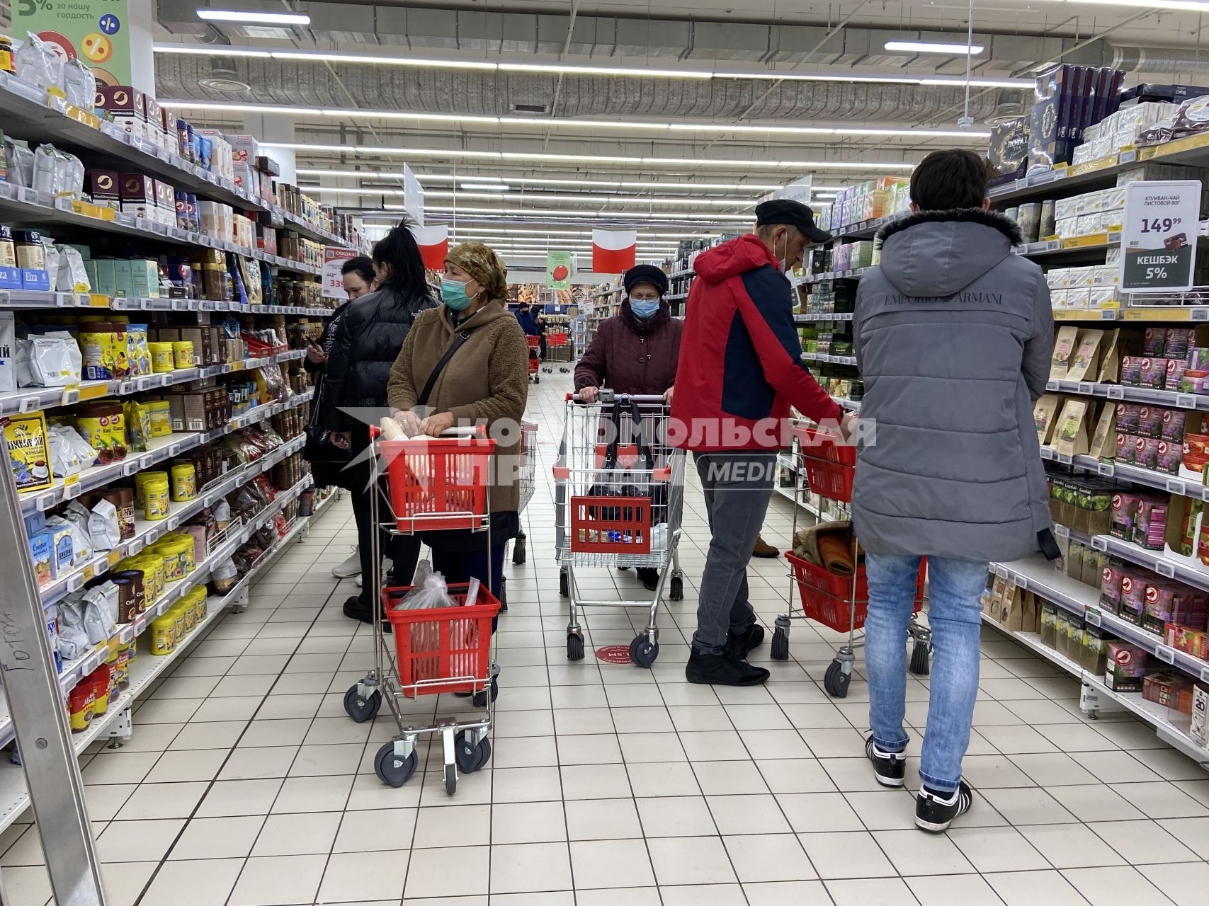 Москва. Покупатели с тележками в продуктовом магазине.