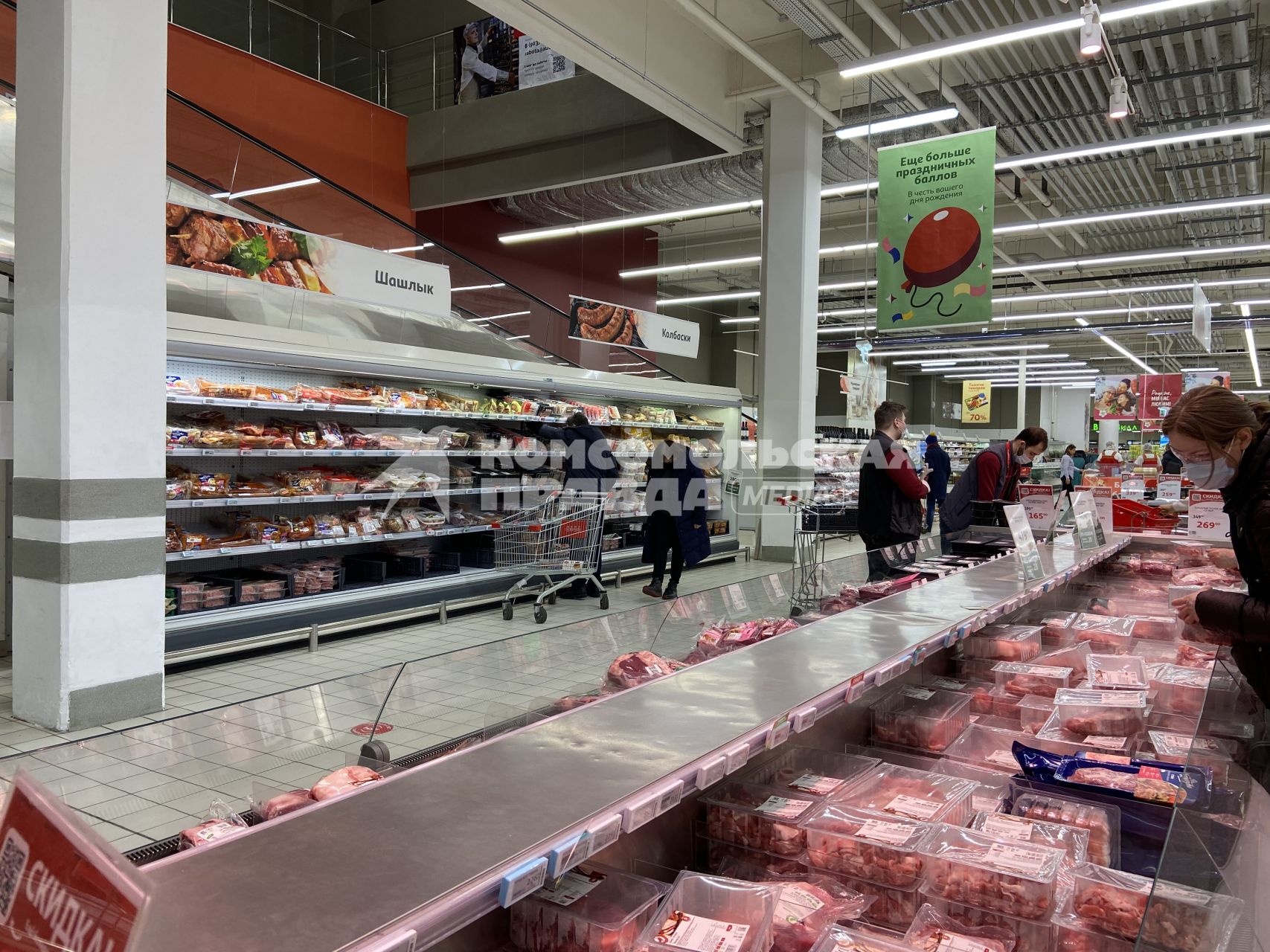 Москва. Мясной отдел в продуктовом магазине.