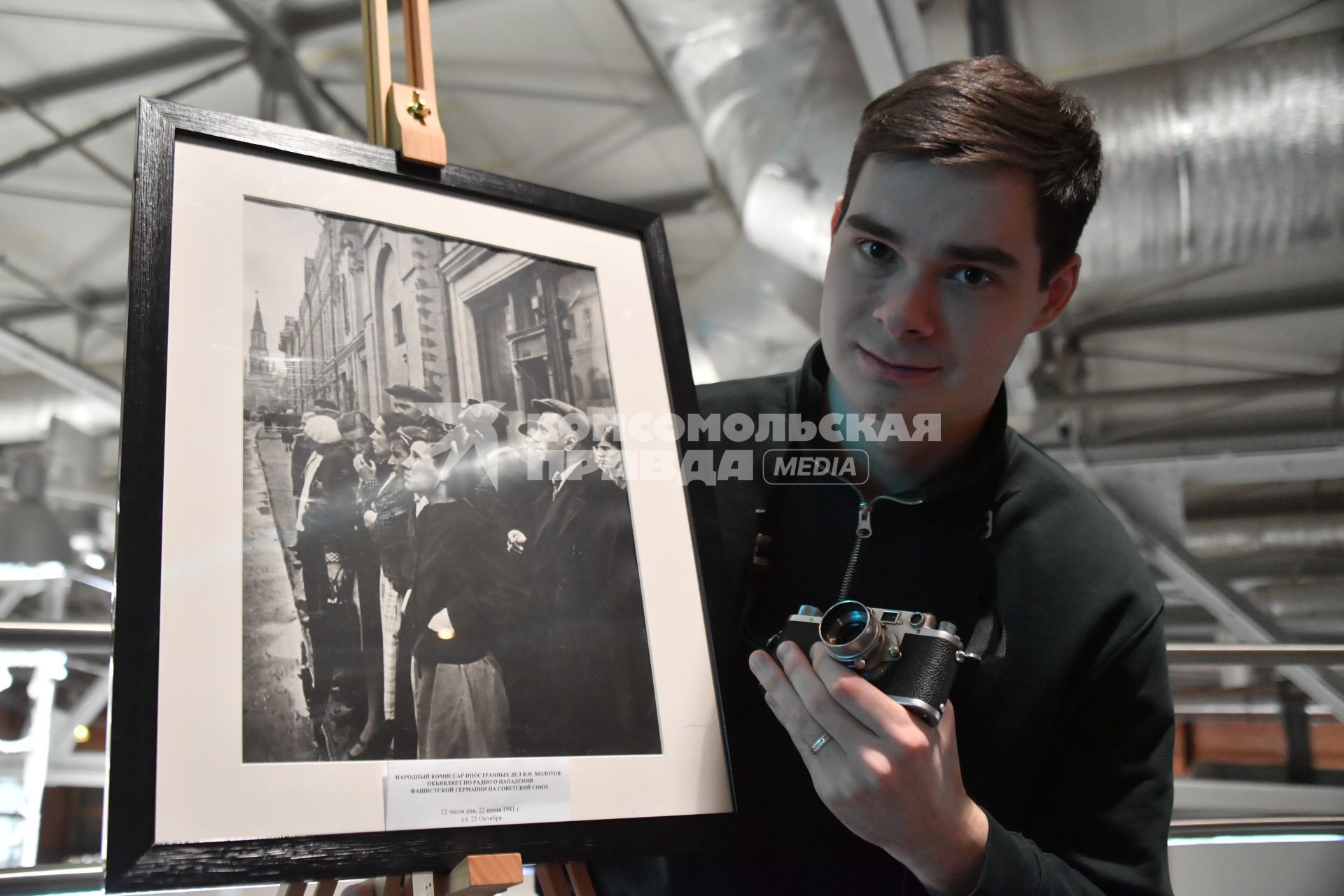 Москва. Дочь фотографа Евгения Халдея Анна на выставке `105 лет со дня рождения фотографа Евгения Халдея` в Еврейском музее и центре толерантности.