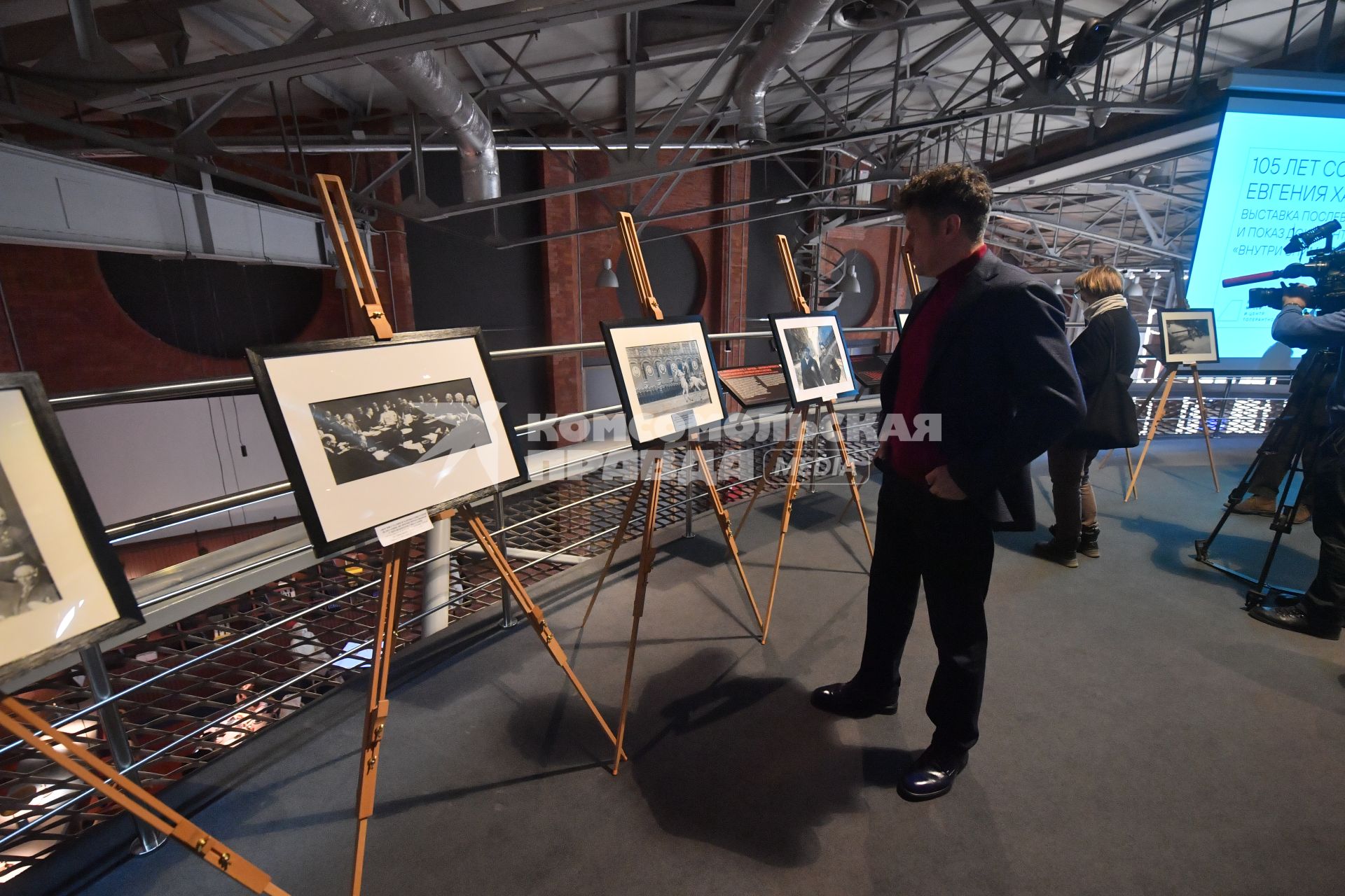 Москва.  Посетители  на выставке `105 лет со дня рождения фотографа Евгения Халдея` в Еврейском музее и центре толерантности.