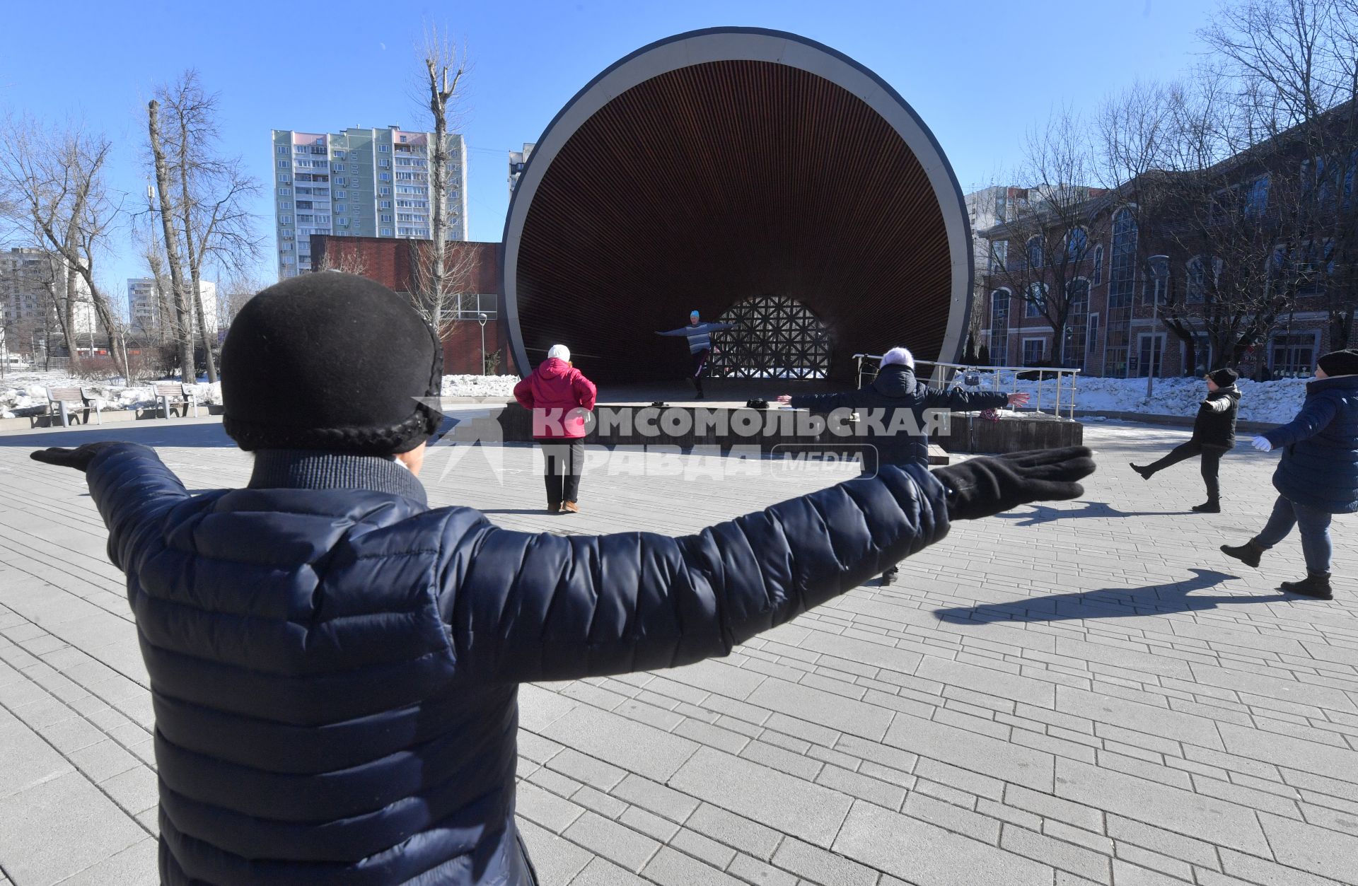 Москва.  Группа женщин пенсионного возраста проводит занятия физкультурой на свежем воздухе   в рамках проекта  \"Московское долголетие\" в одном из парков города.