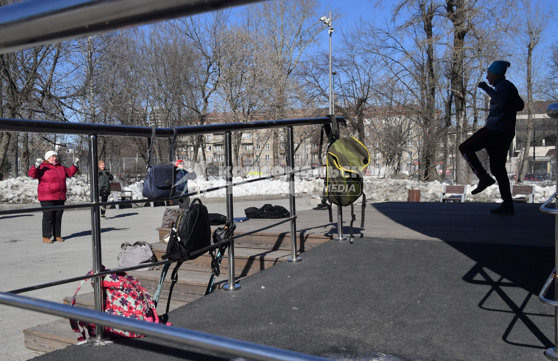 Москва.  Группа женщин пенсионного возраста проводит занятия физкультурой на свежем воздухе   в рамках проекта  \"Московское долголетие\" в одном из парков города.