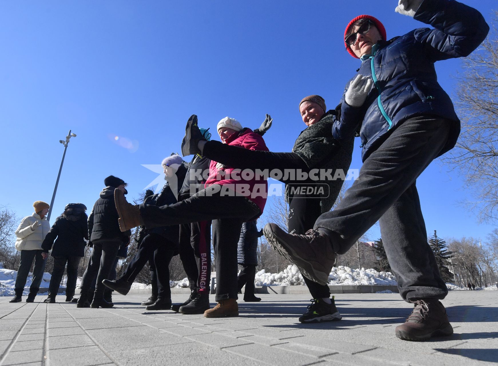 Москва.  Группа женщин пенсионного возраста проводит занятия физкультурой на свежем воздухе   в рамках проекта  \"Московское долголетие\" в одном из парков города.