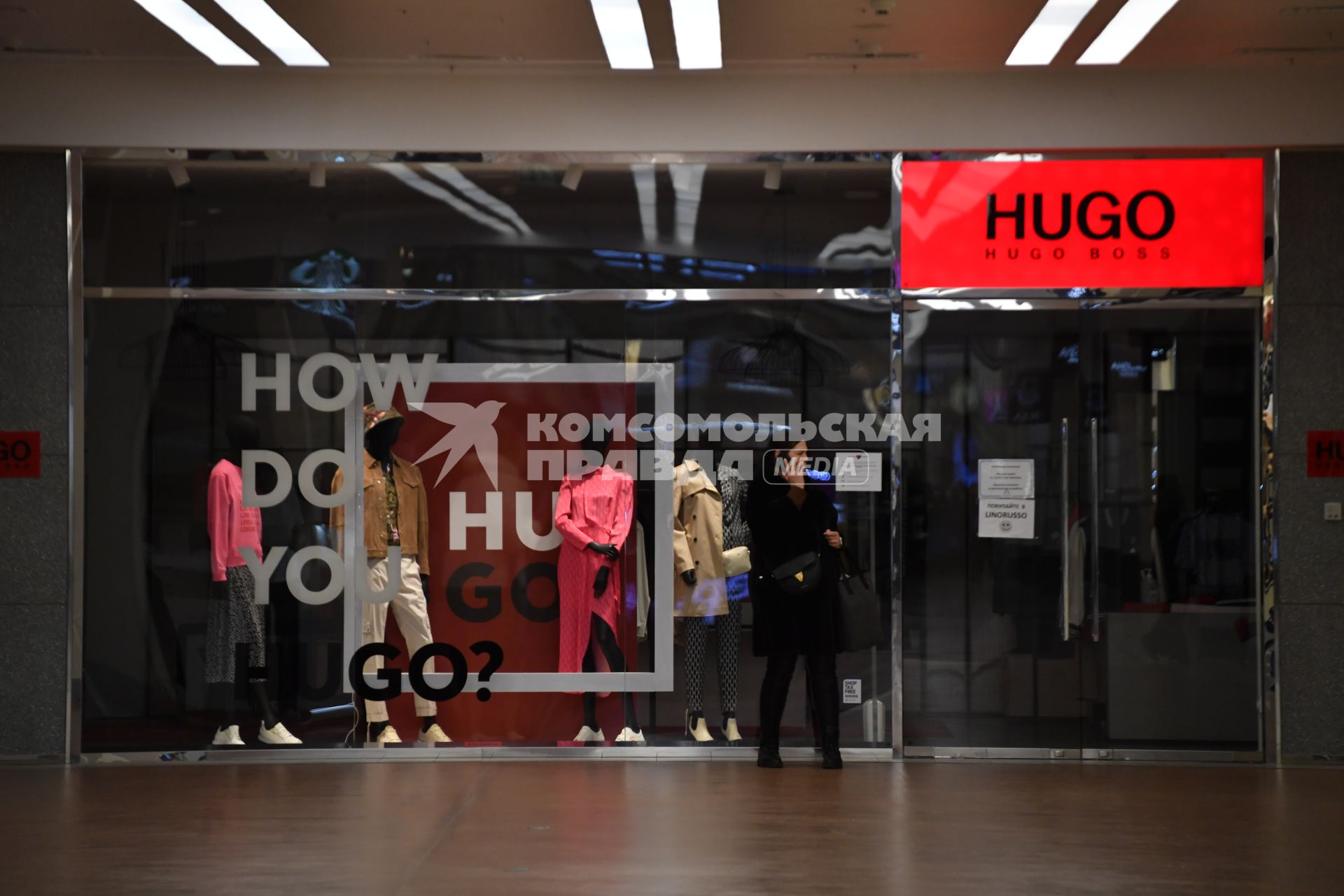 Москва. Закрытый магазин одежды Hugo Boss в торговом центре `Атриум`. Hugo Boss приостановил продажи в России из-за военной спецоперации РФ на Украине.