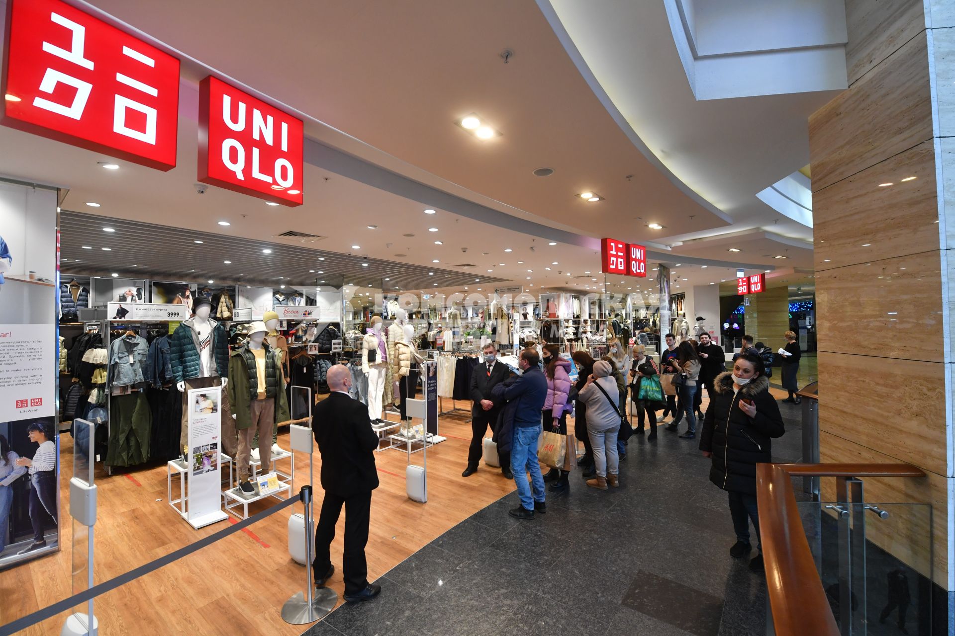 Москва. Очередь на вход в магазин Uniqlo в ТРЦ `Афимолл Сити`. Японская компания Uniqlo приостанавливает работу на территории России.