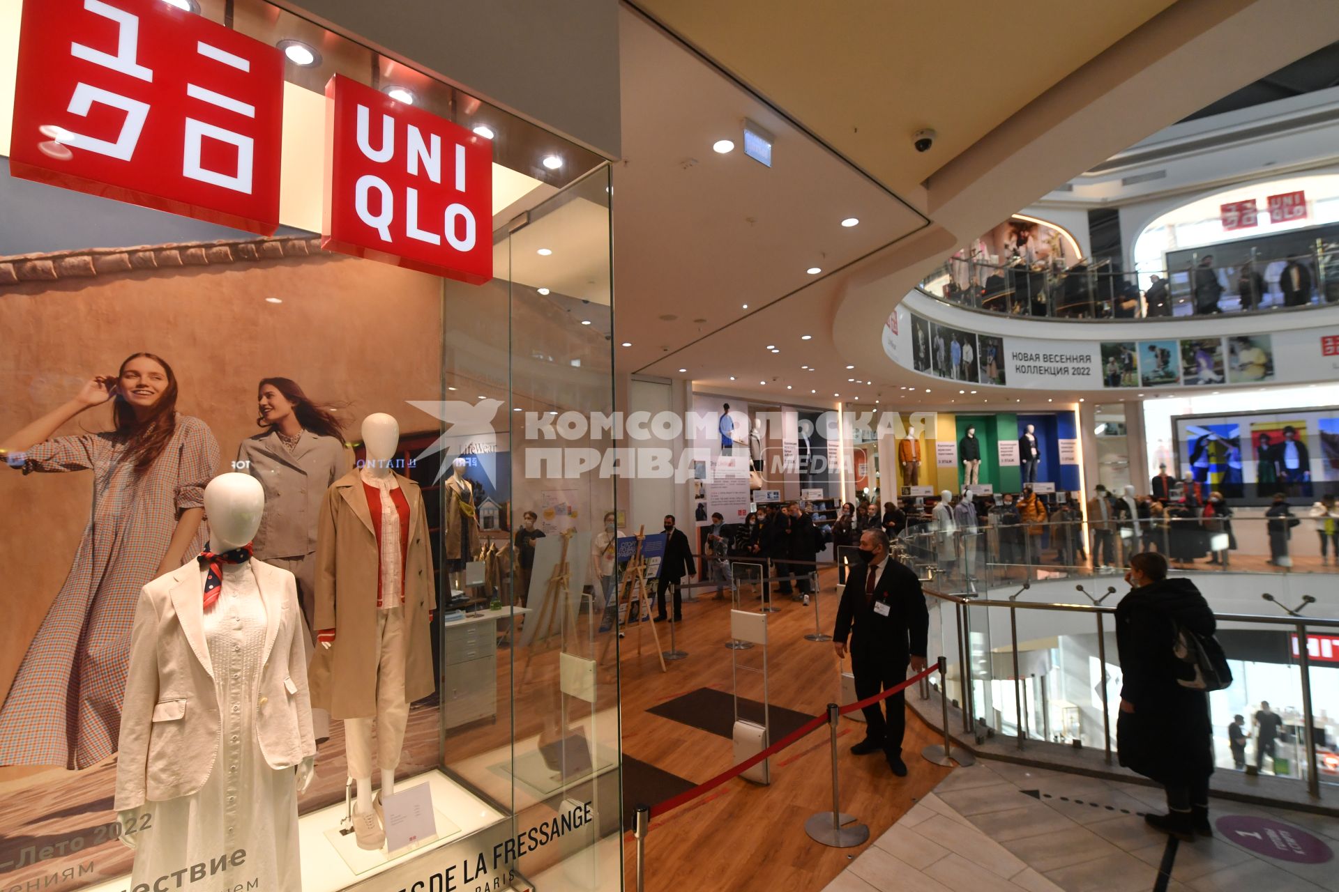 Москва. Очередь на вход в магазин Uniqlo в торговом центре `Атриум`. Японская компания Uniqlo приостанавливает работу на территории России.