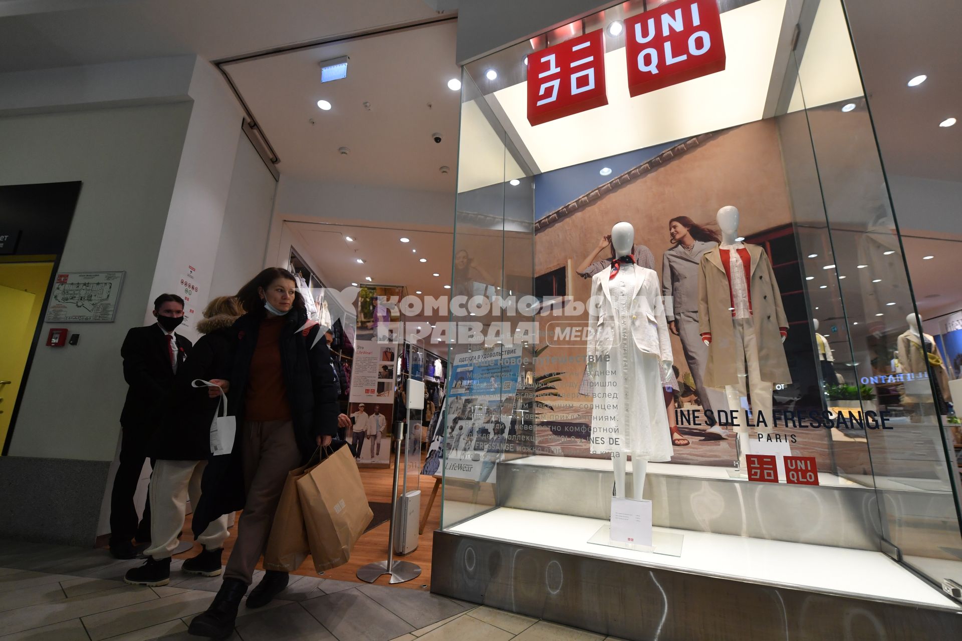 Москва. Посетители магазина Uniqlo в торговом центре `Атриум`. Японская компания Uniqlo приостанавливает работу на территории России.