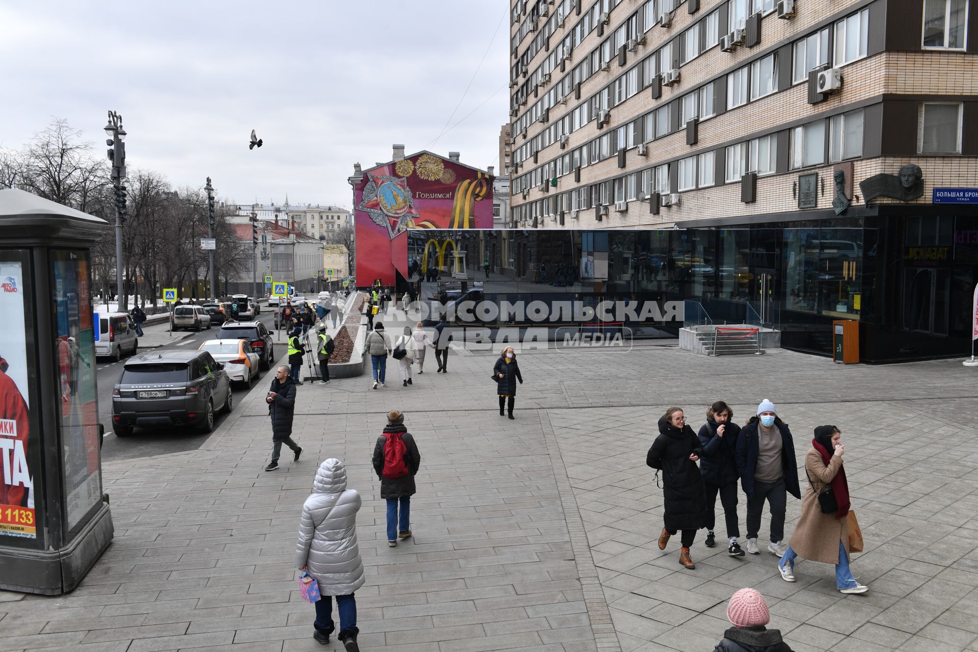 Москва.   Прохожие у  ресторана Макдональдс на Тверской улице накануне его закрытия.  Рестораны быстрого питания `Макдональдс   приостановливают работу  в России из-за военной спецоперации РФ на Украине.