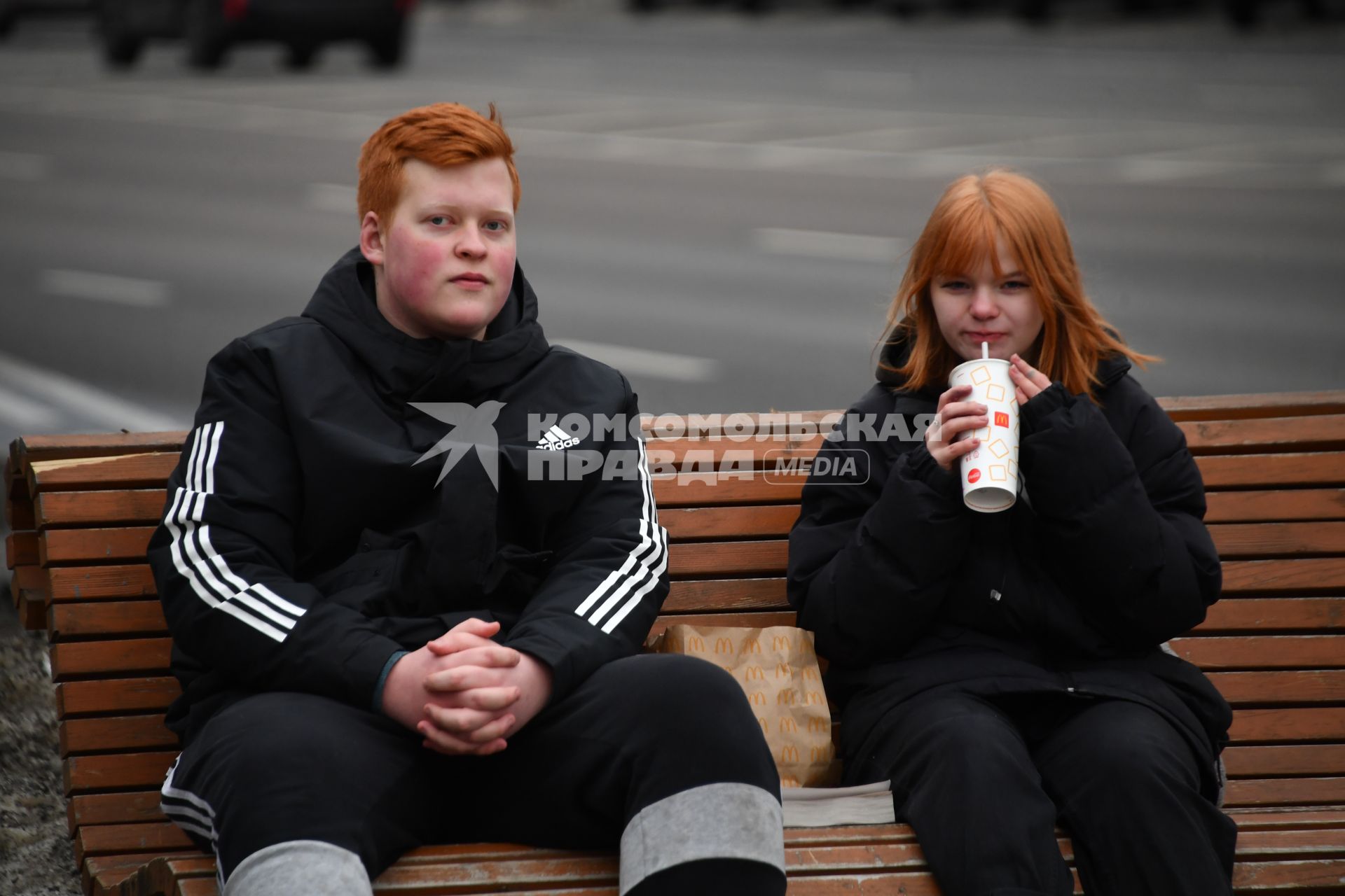 Москва.   Посетители у ресторана  Макдональдс на Тверской улице накануне его закрытия.  Рестораны быстрого питания `Макдональдс   приостановливают работу  в России из-за военной спецоперации РФ на Украине.