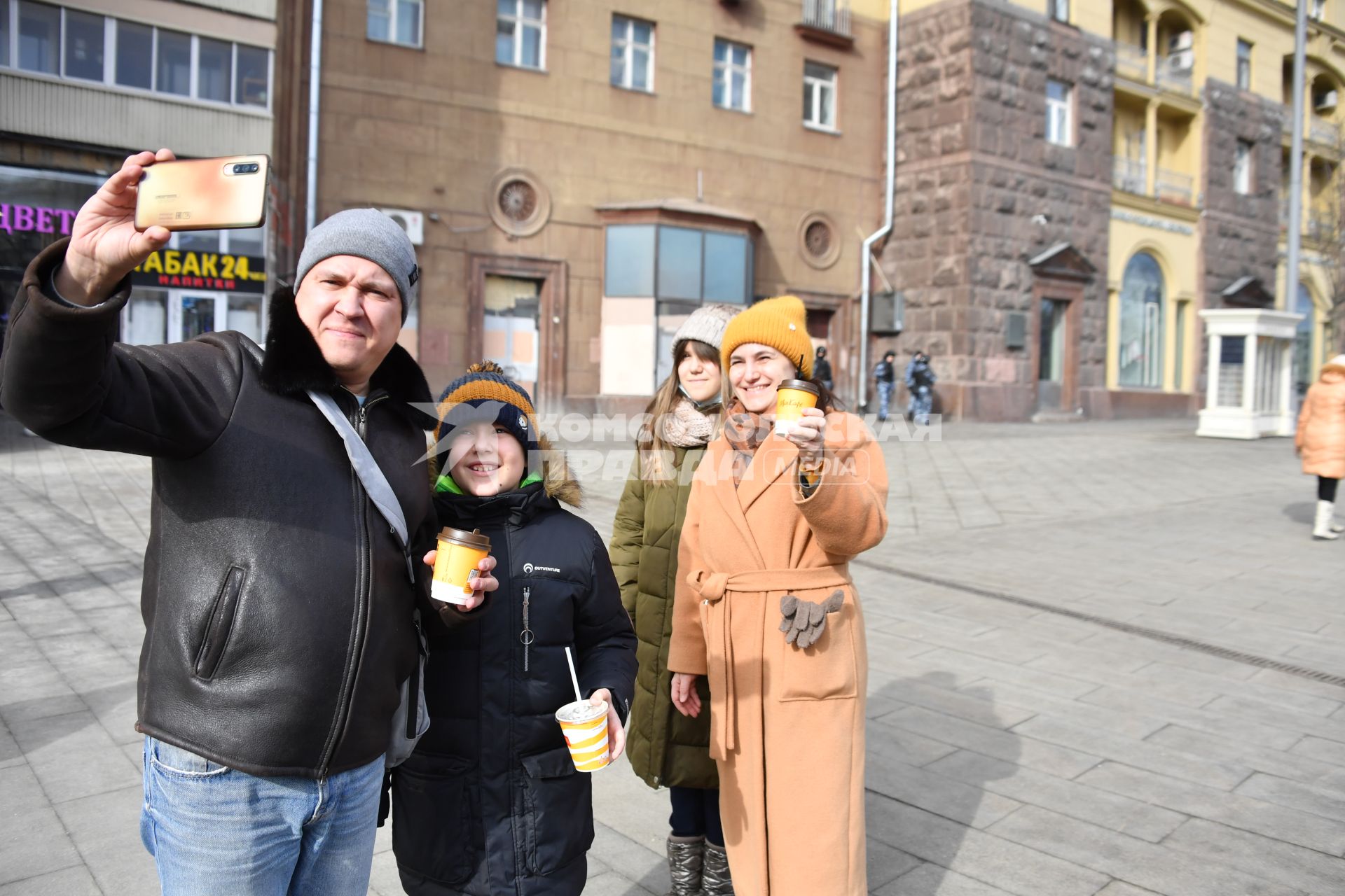 Москва.  Прохожие фотографируются  у ресторана Макдональдс на Тверской улице накануне его закрытия.  Рестораны быстрого питания `Макдональдс   приостановливают работу  в России из-за военной спецоперации РФ на Украине.