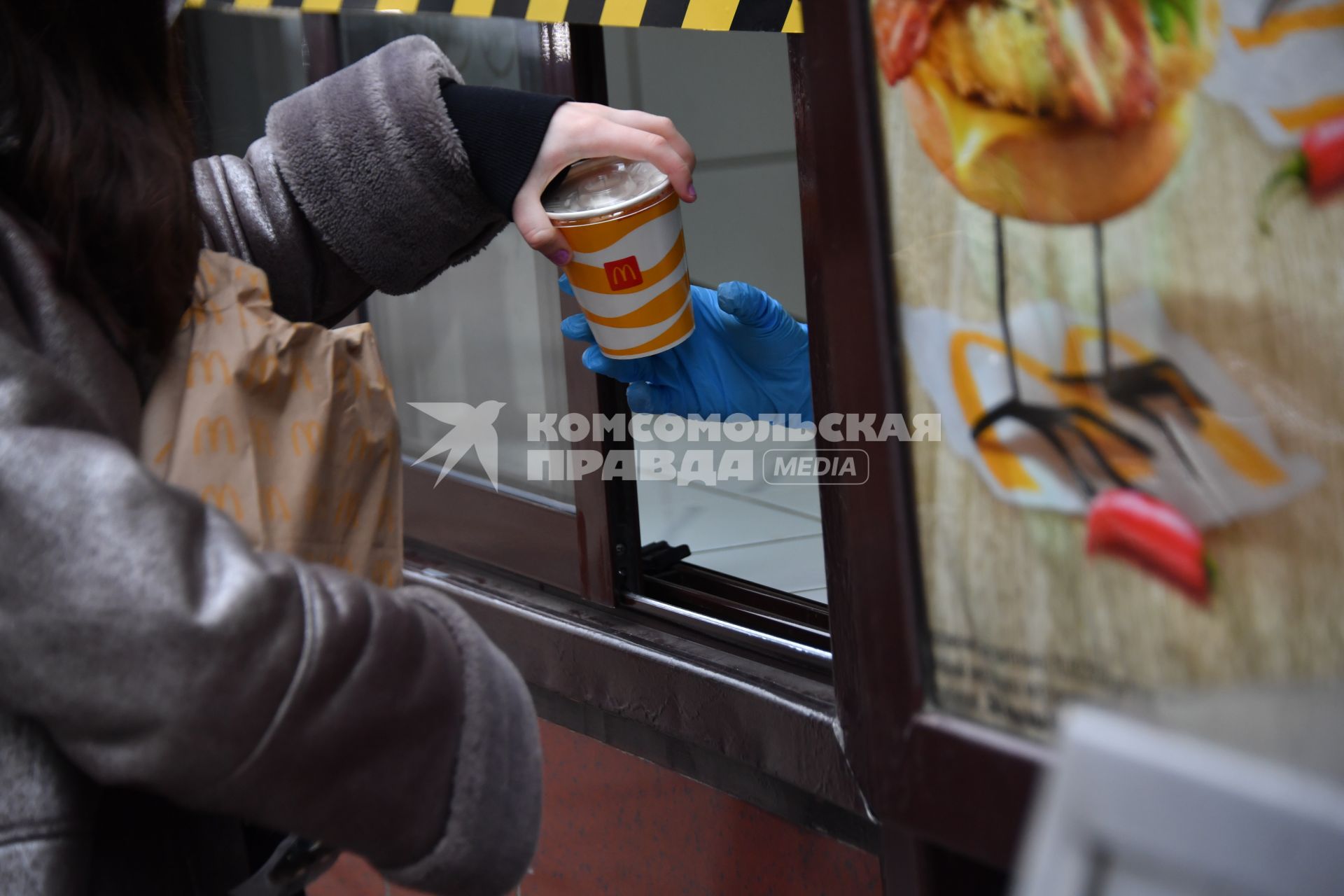 Москва.   Женщина забирает заказ в ресторане  Макдональдс на Тверской улице накануне его закрытия.  Рестораны быстрого питания `Макдональдс   приостановливают работу  в России из-за военной спецоперации РФ на Украине.