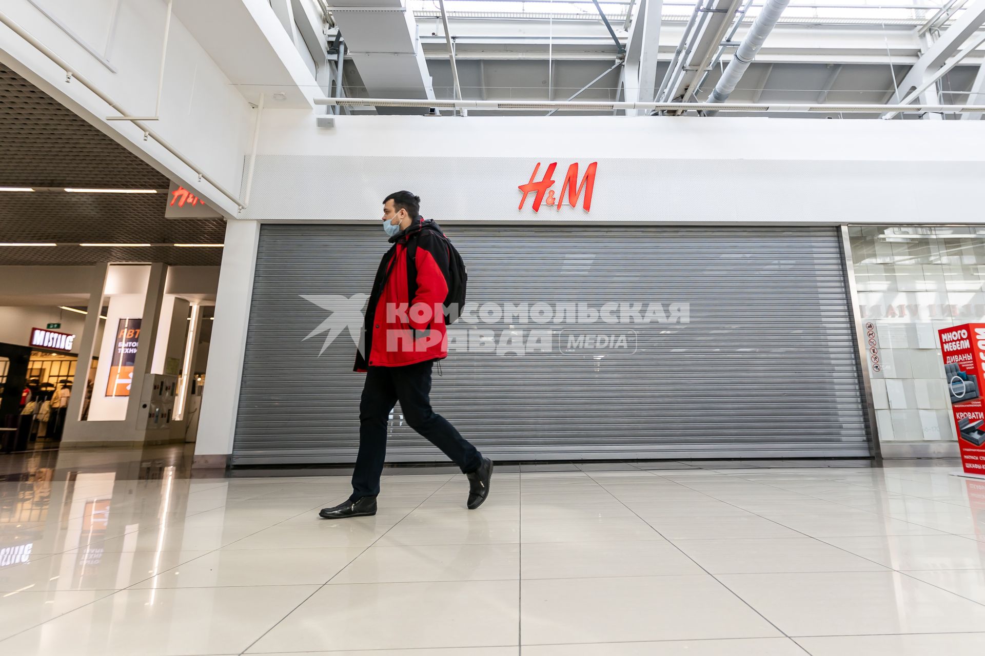 Челябинск. Закрытый магазин одежды H&M в торговом центре. Магазины H&M приостановили продажи в России из-за военной спецоперации РФ на Украине.