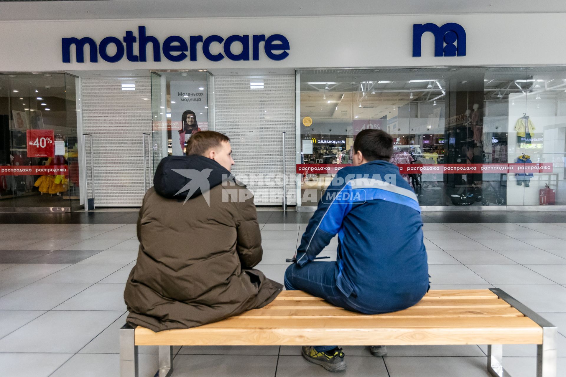 Челябинск. Молодые люди сидят у закрытого магазина Mothercare в торговом центре. Магазины Mothercare приостановили продажи в России из-за военной спецоперации РФ на Украине.