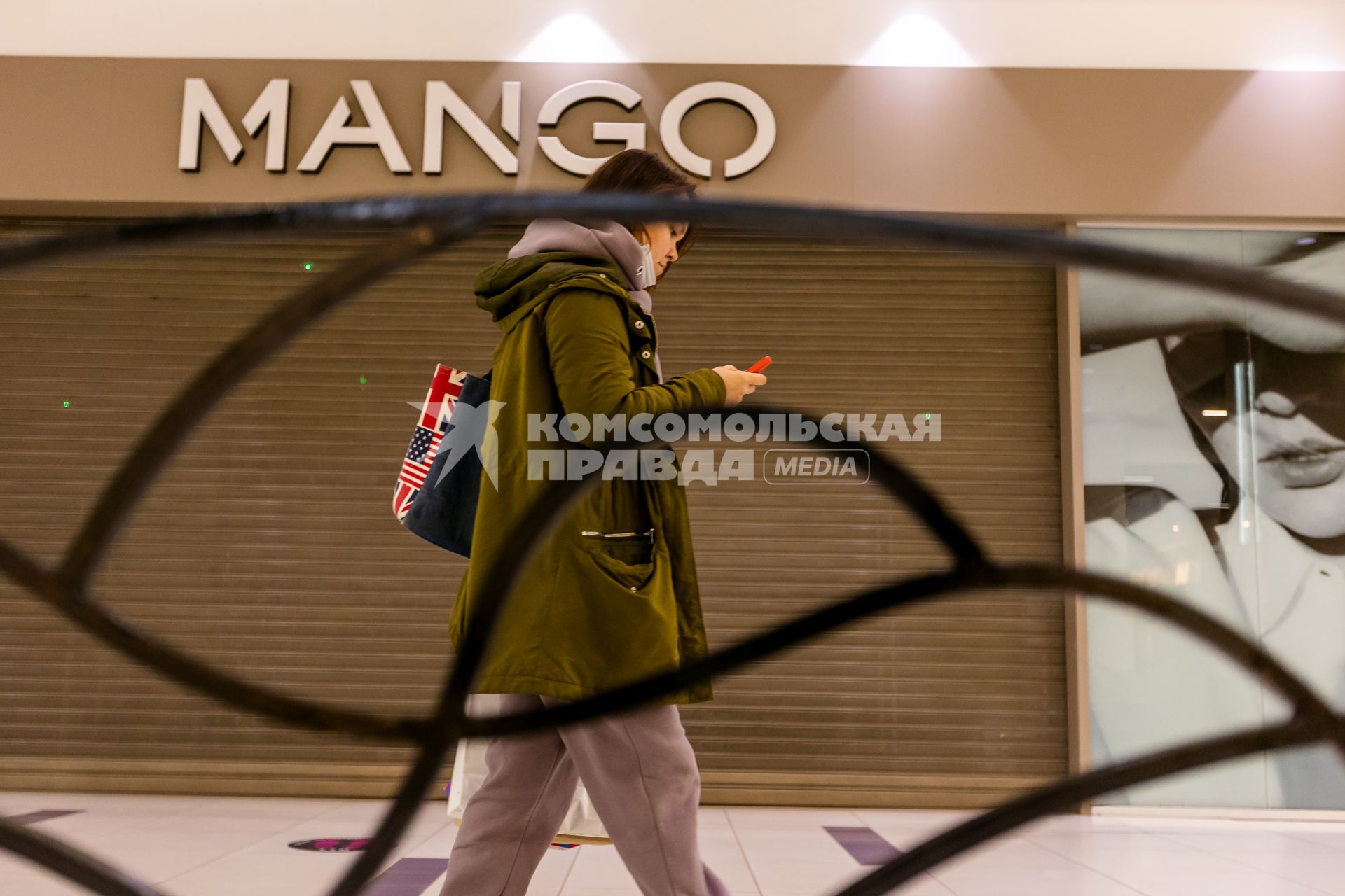 Челябинск. Закрытый магазин одежды Mango в торговом центре. Магазины Mango приостановили продажи в России из-за военной спецоперации РФ на Украине.