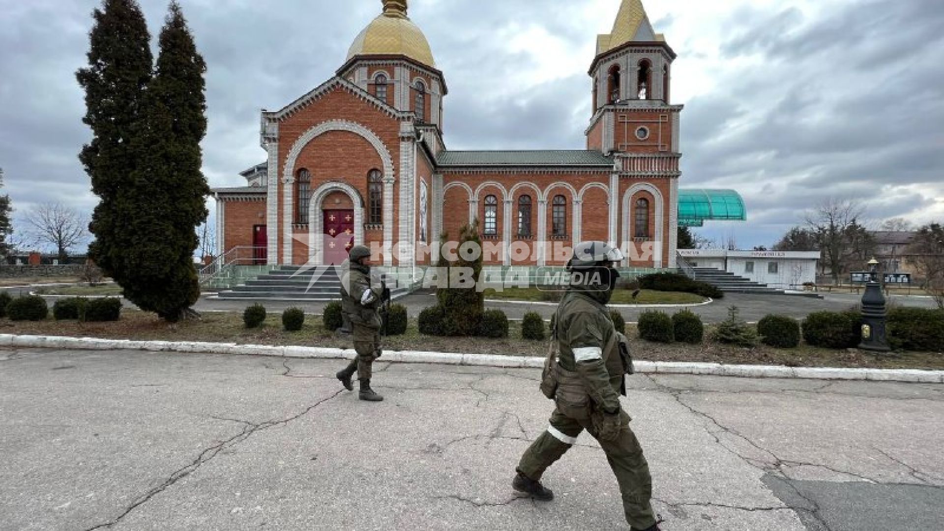 Киевская область. п.Бородянка. Пригород Киева. Военная операции РФ по демилитаризации Украины. Российские военные идут по дороге мимо храма.