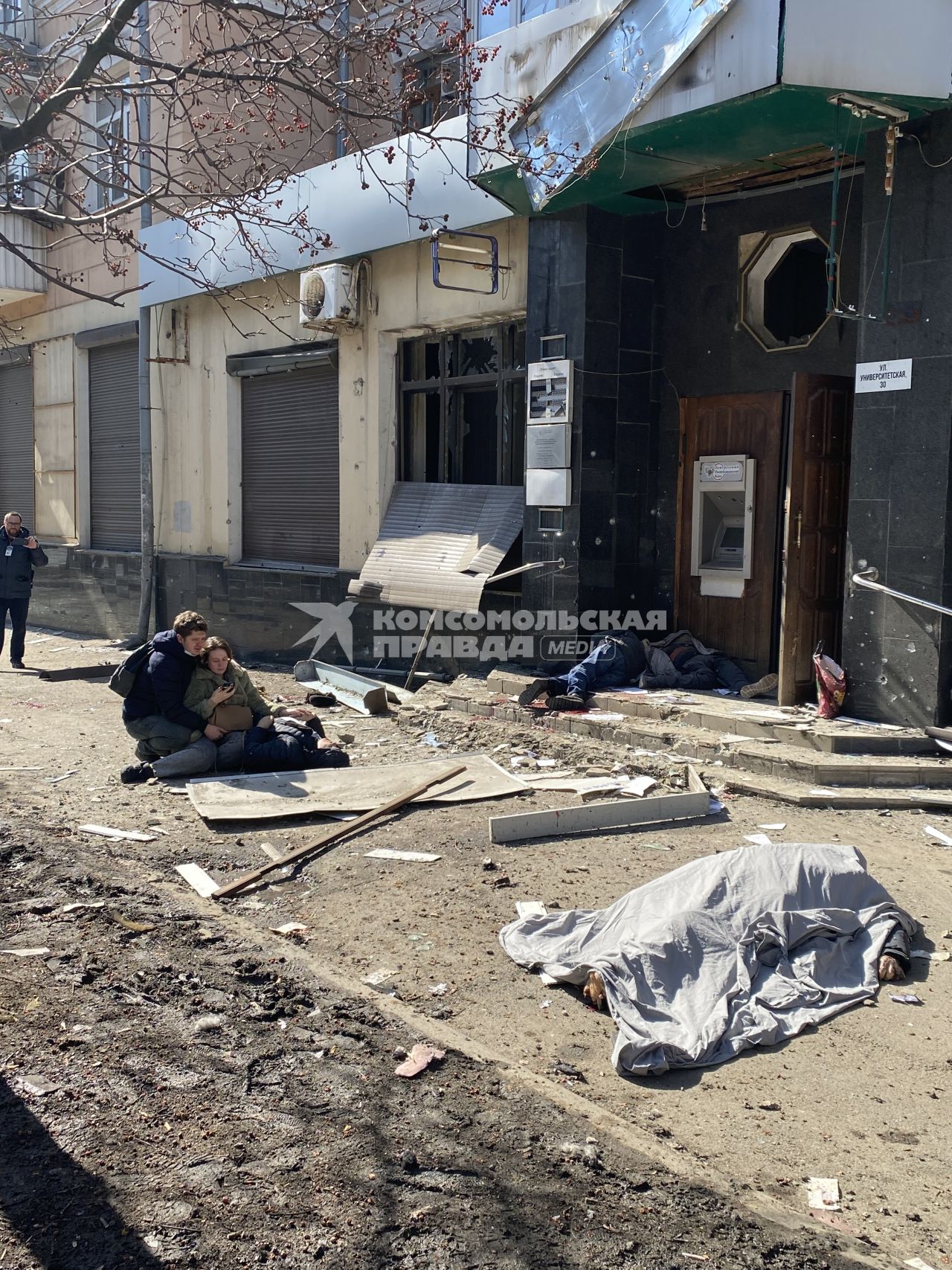 Донецк. Ракетный удар ВСУ убил 20 человек в центре города. Тела убитых людей у входа в Центральный Республиканский банк. ПРИ ПУБЛИКАЦИИ ФОТО УБИТЫХ ЛЮДЕЙ НА СНИМКЕ ОБЯЗАТЕЛЬНО ЗАТЕРЕТЬ.