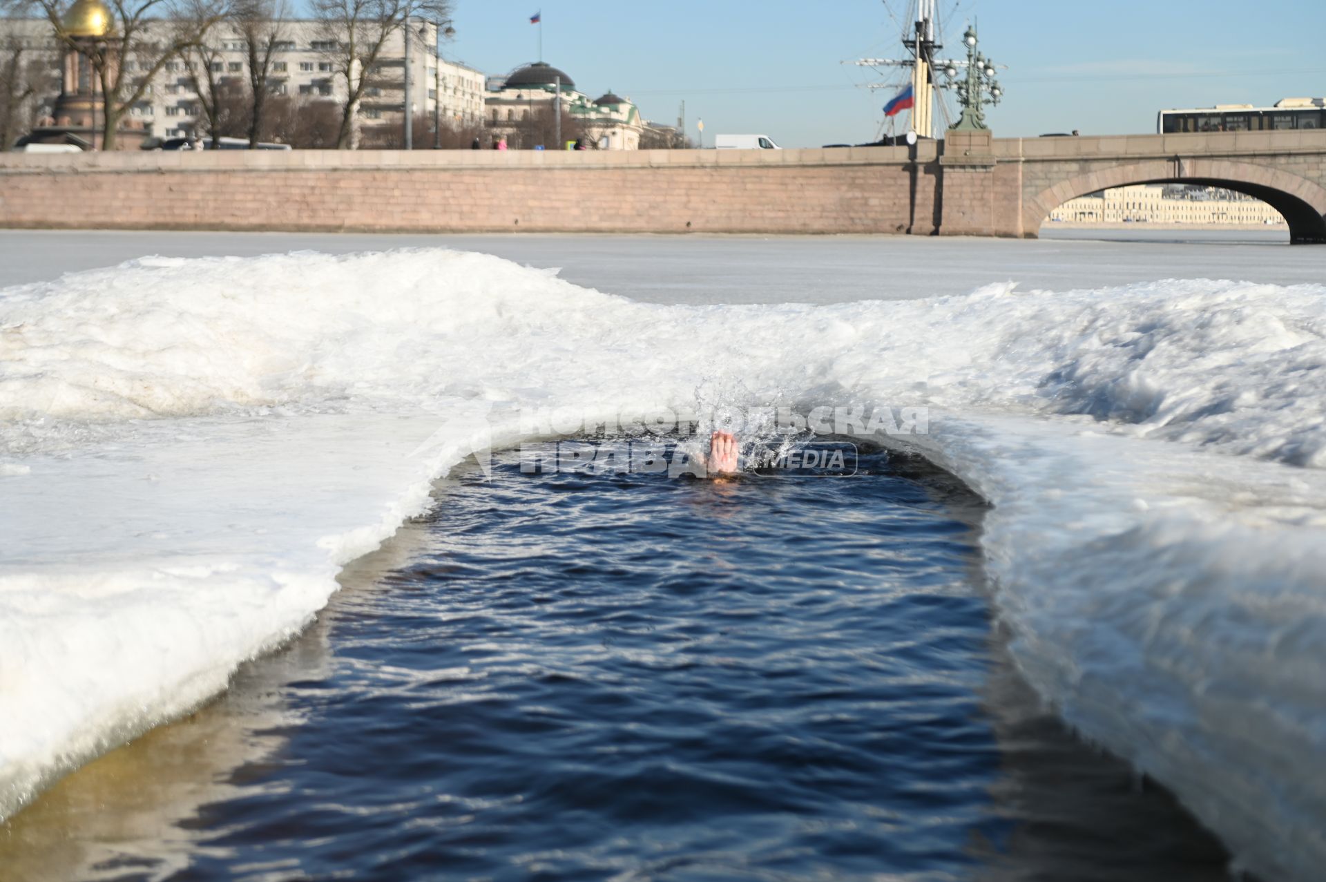 Санкт-Петербург. Мужчина купается в Неве у стен Петропавловской крепости.