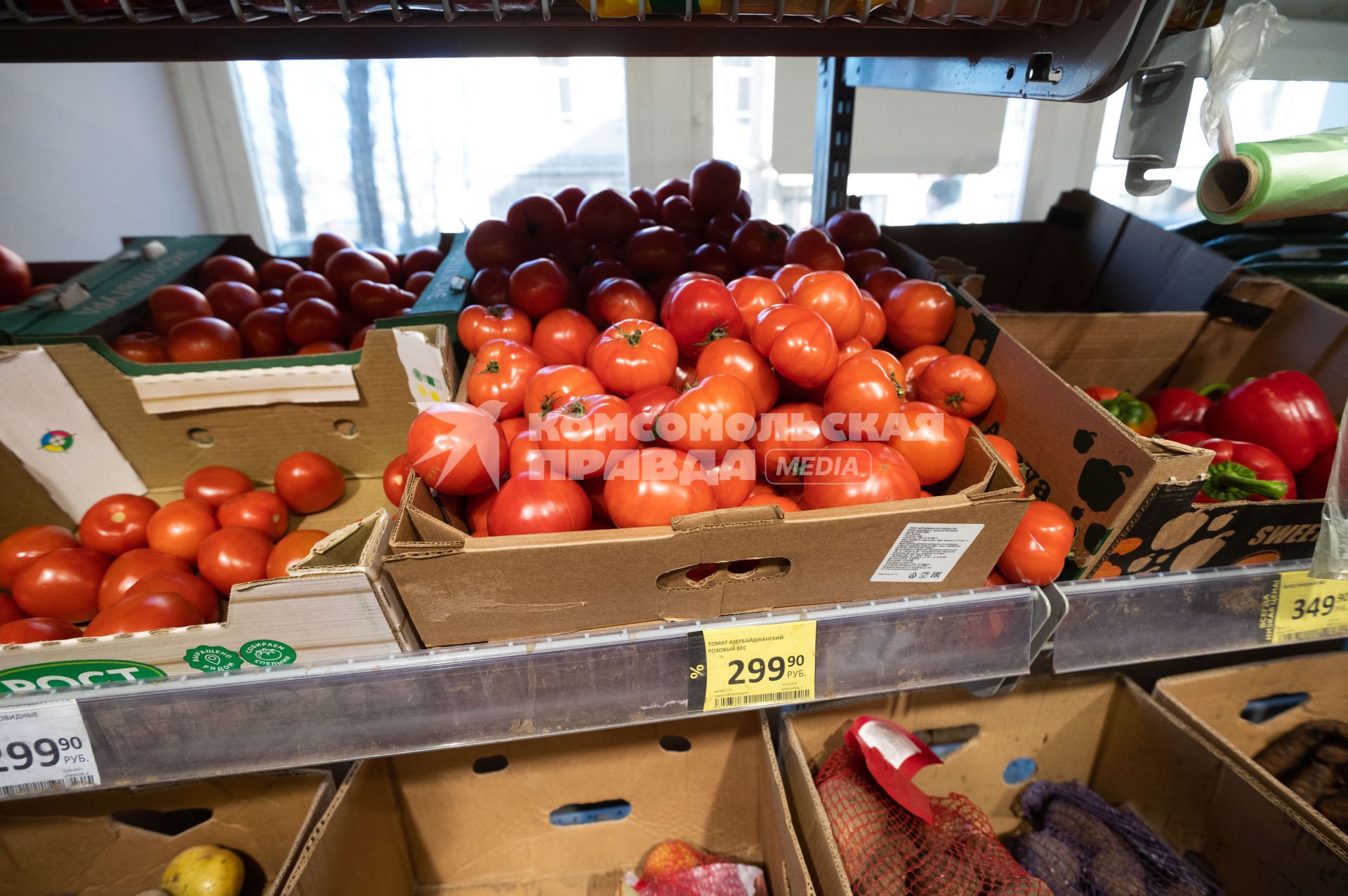 Санкт-Петербург. Помидоры на прилавке в продуктовом магазине.